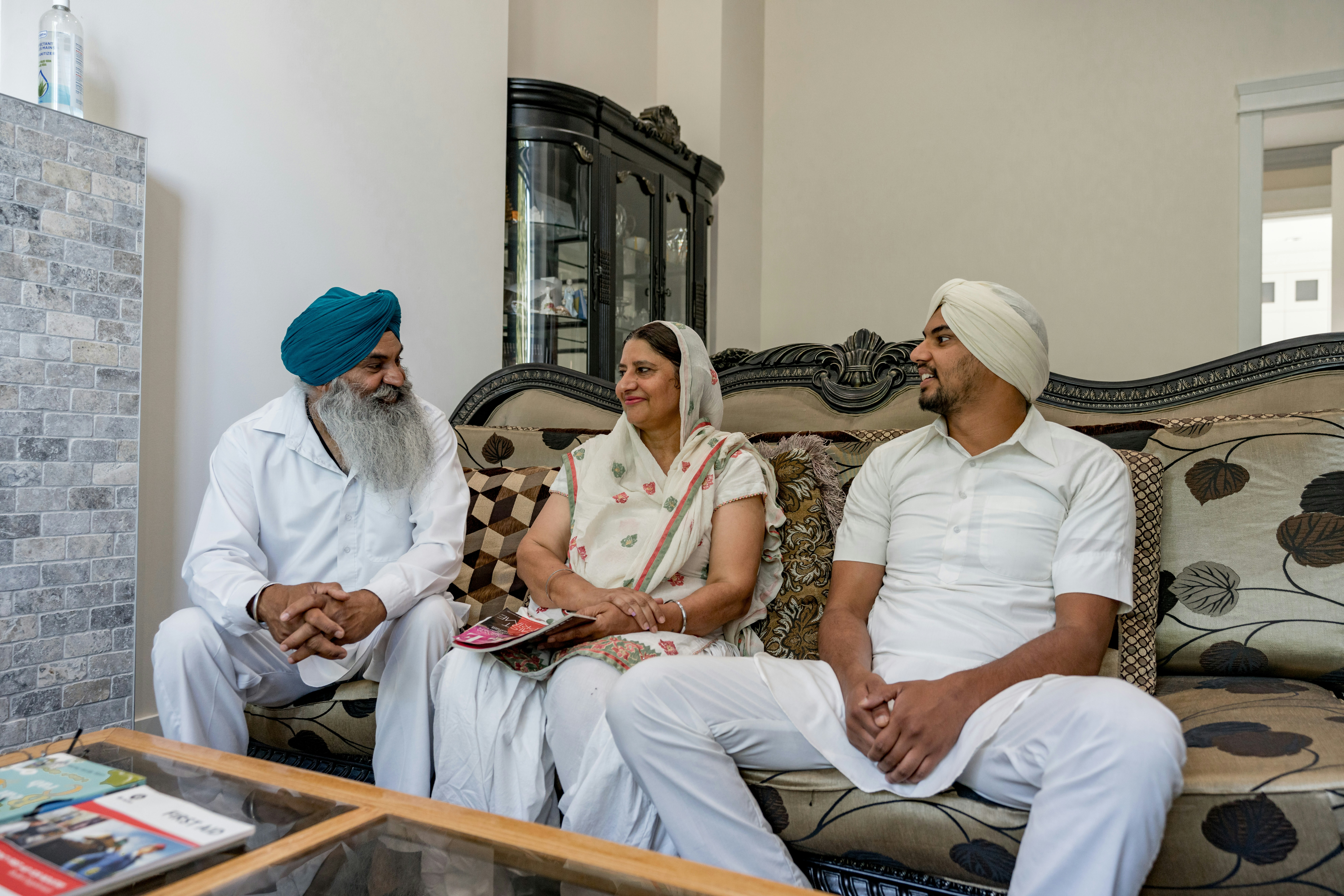 राजनाथ सिंह अन्य वरिष्ठ मंत्रियों के साथ एक महत्वपूर्ण बैठक में गहन चर्चा करते हुए, जहाँ गंभीर मुद्दों पर विचार-विमर्श हो रहा है।