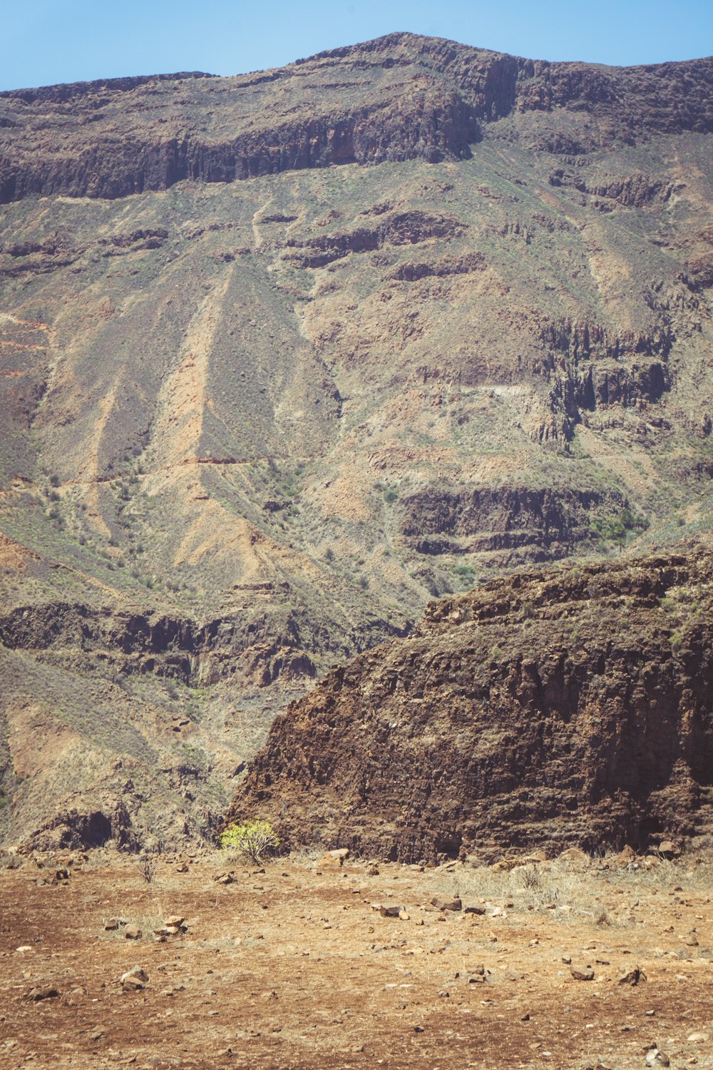 Una gran montaña rocosa