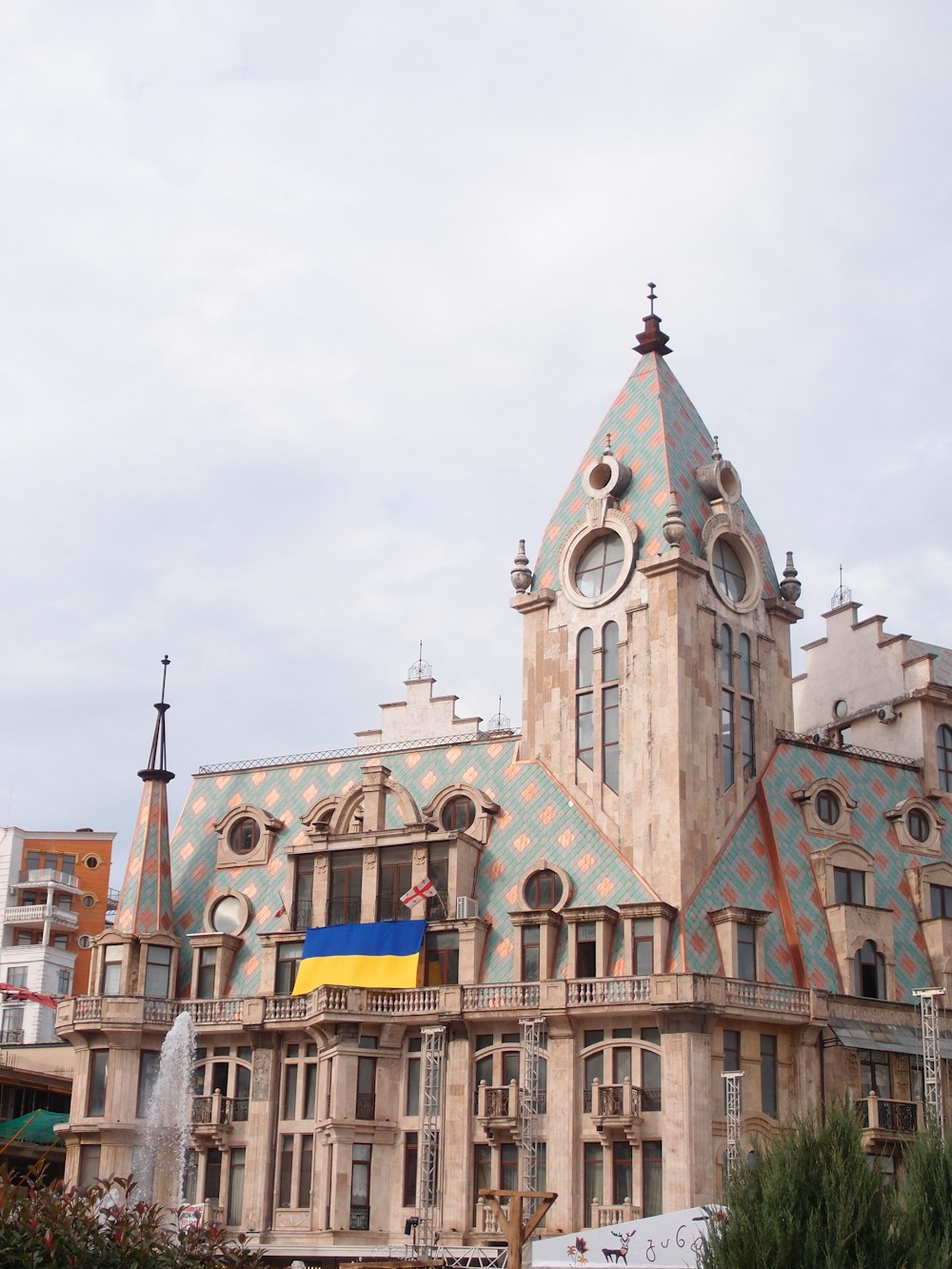 Un gran edificio con una torre