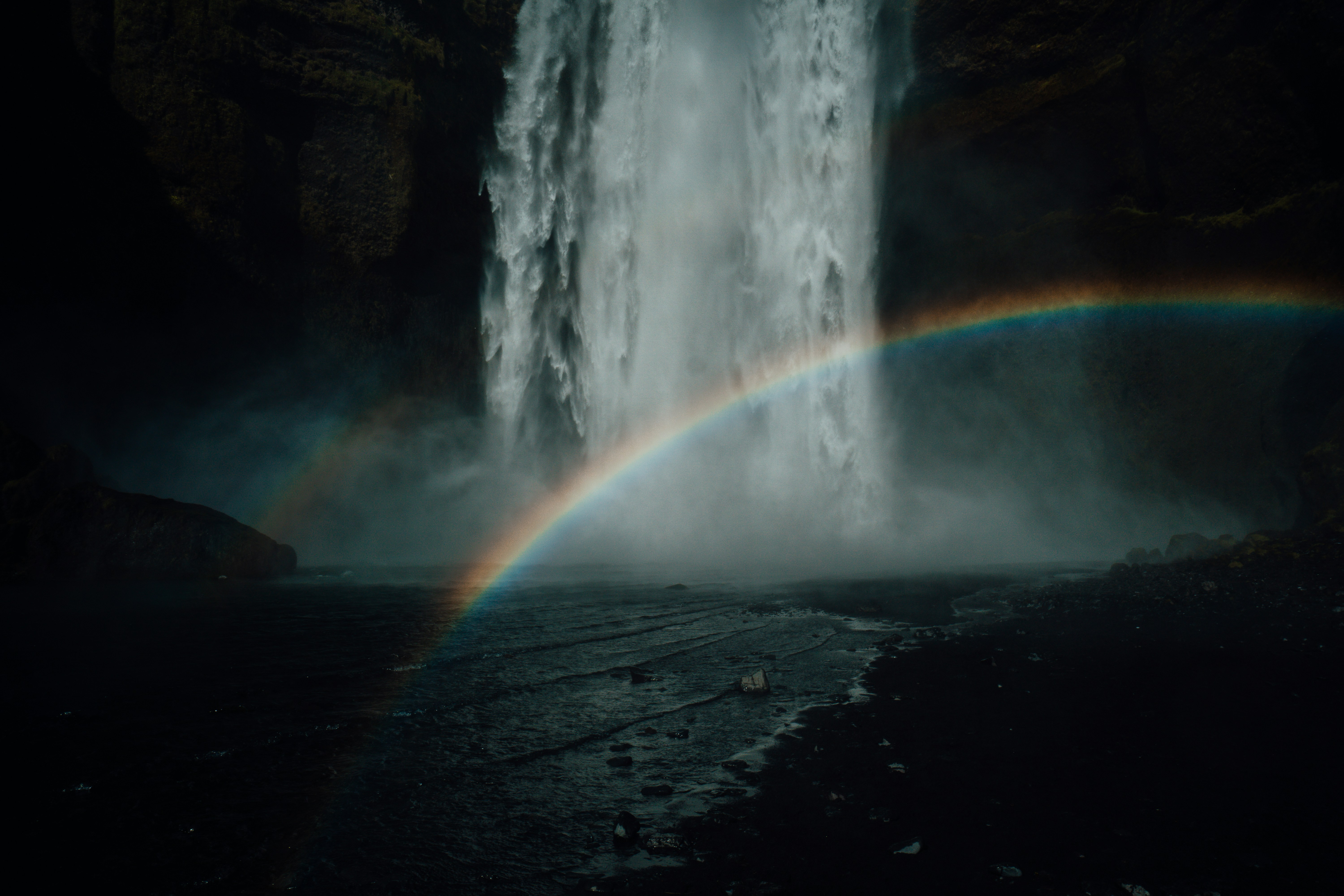 les chutes en contre jour avec un arc en ciel.