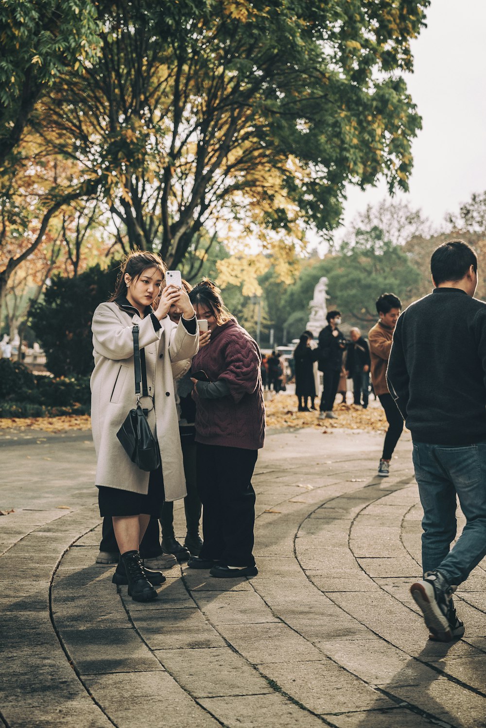 una persona che scatta una foto di un gruppo di persone