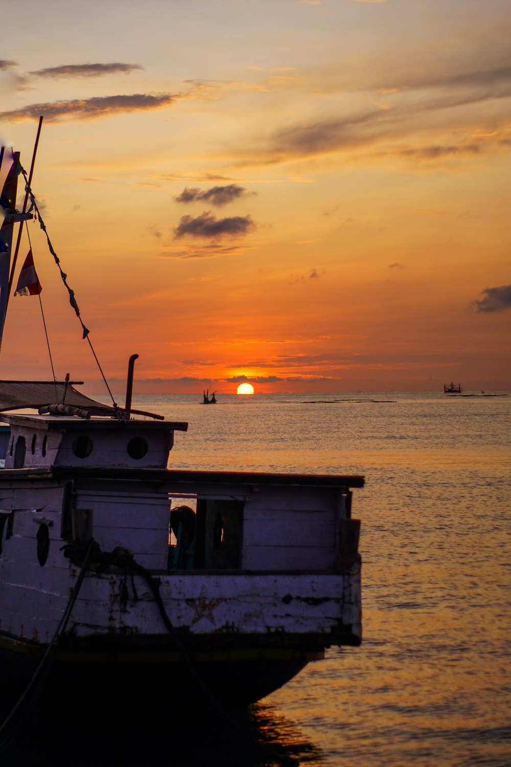 um barco na água