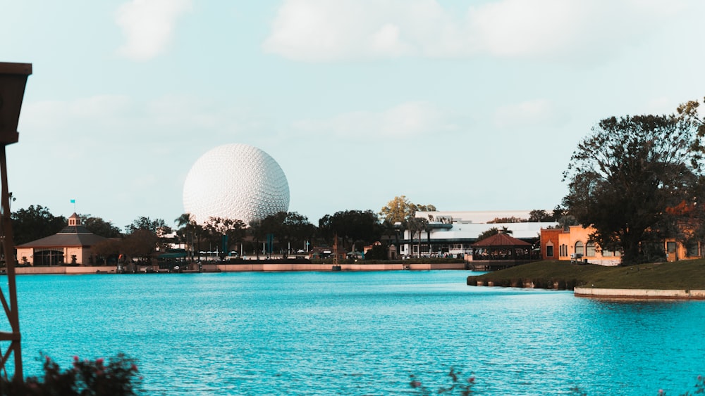 uma grande piscina de água com edifícios ao fundo