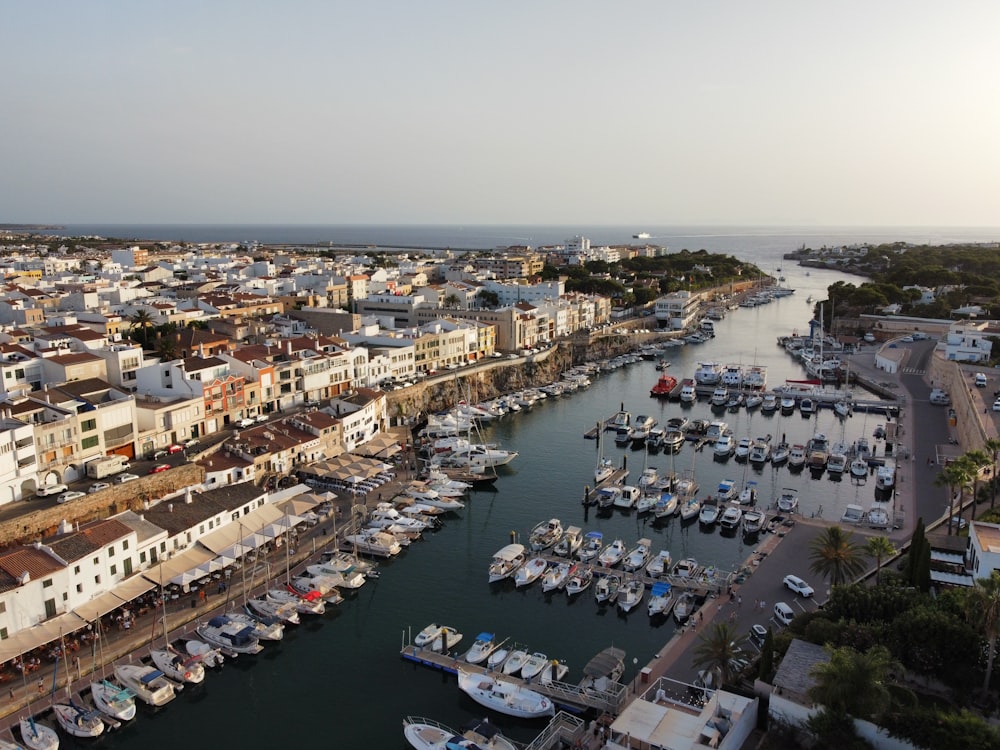 Un puerto lleno de barcos