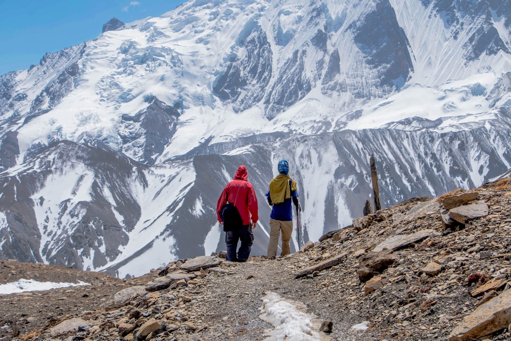 Eine Gruppe von Menschen, die auf einem Berg wandern