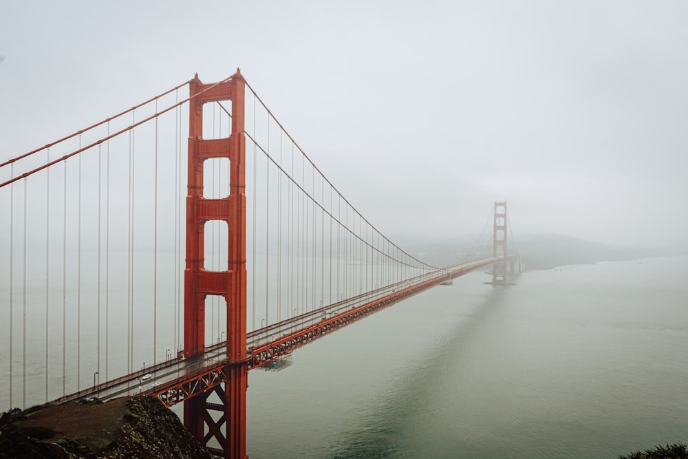 un gran puente rojo con el puente Golden Gate al fondo