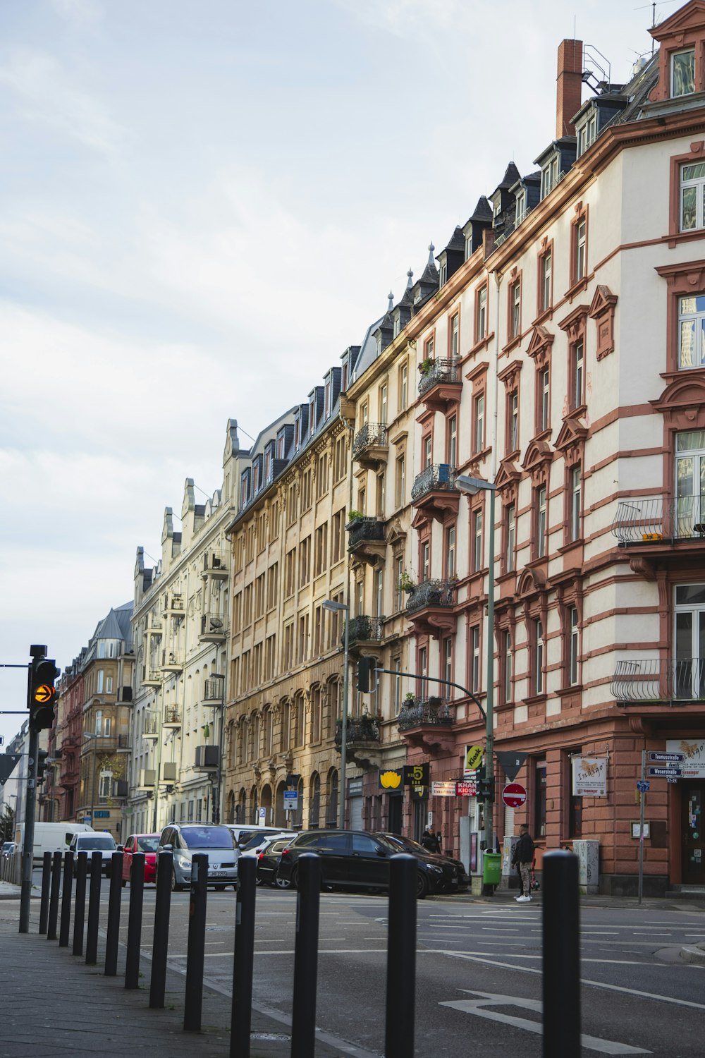 una calle con coches y edificios a lo largo de ella