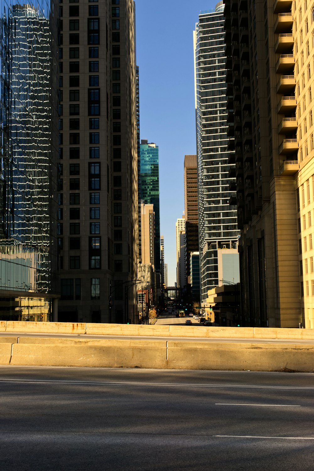 고층 건물이있는 거리