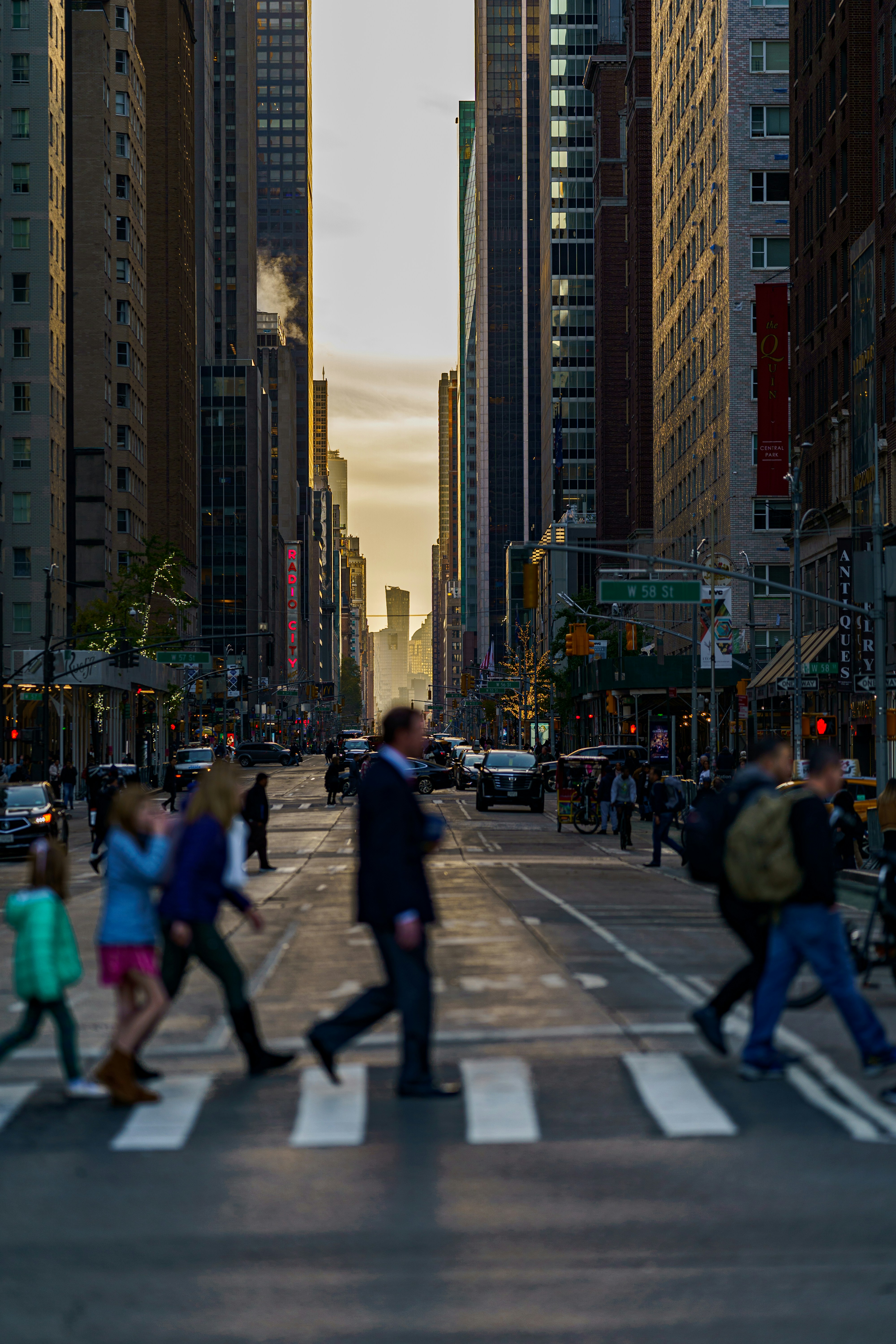 Personas cruzando una calle en una ciudad