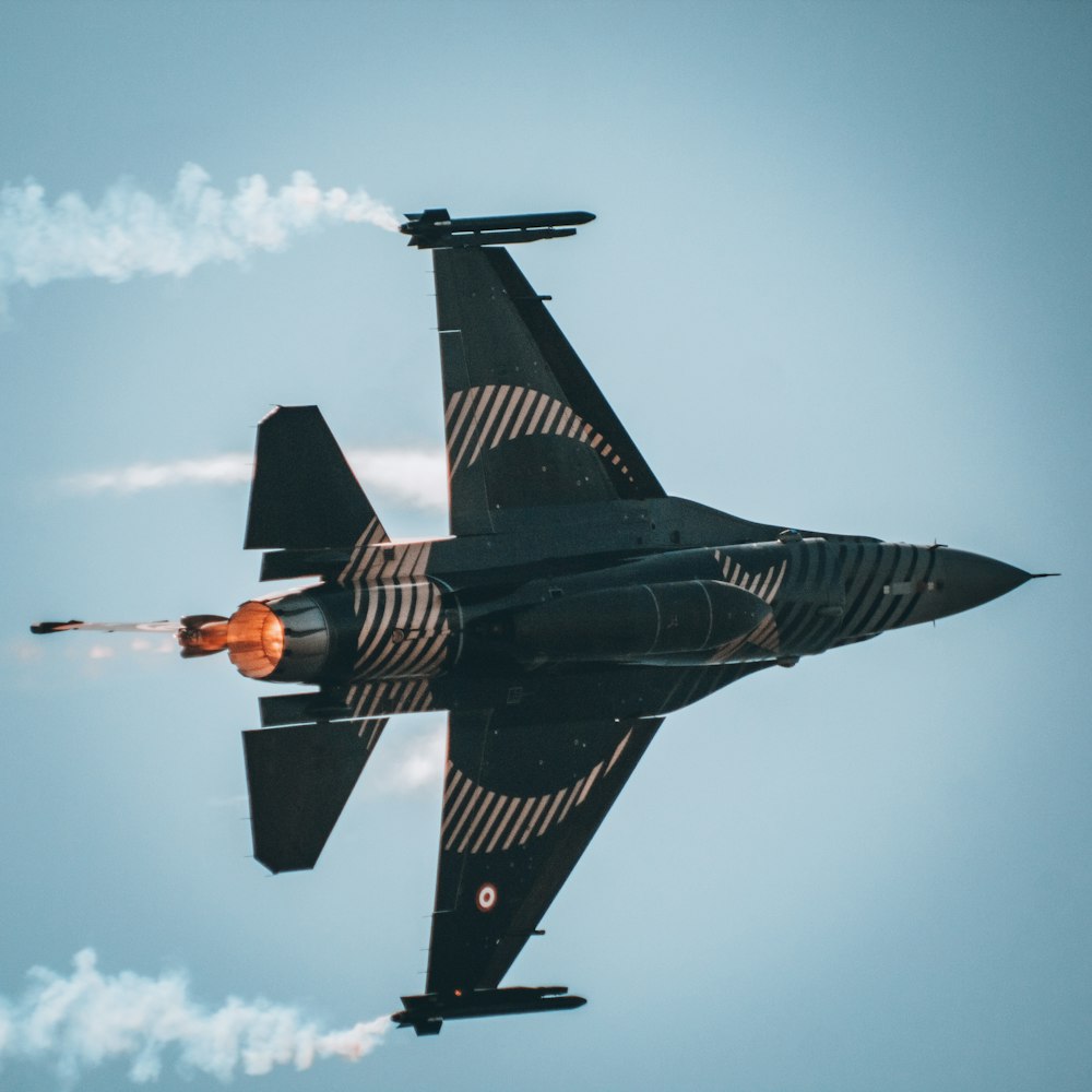 Un avión de combate volando en el cielo