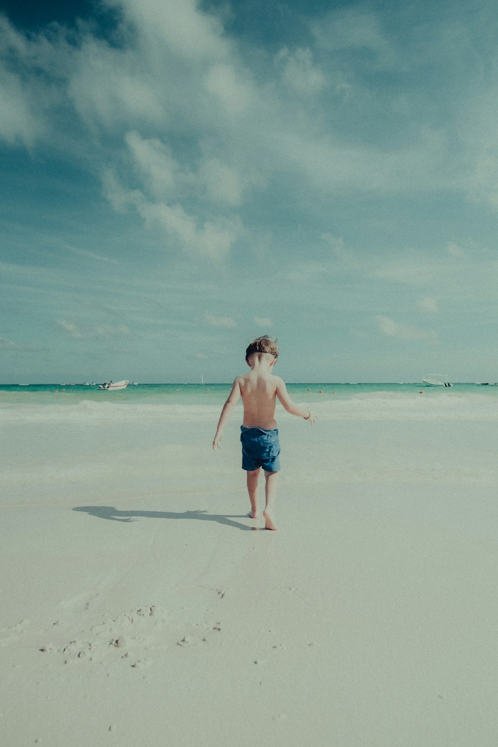 Eine Person, die am Strand spazieren geht