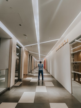 Athlete receiving sports medicine treatment in a modern clinic with blue and gray tones.