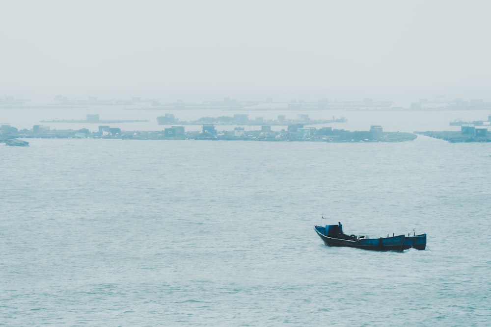 Un barco en el agua