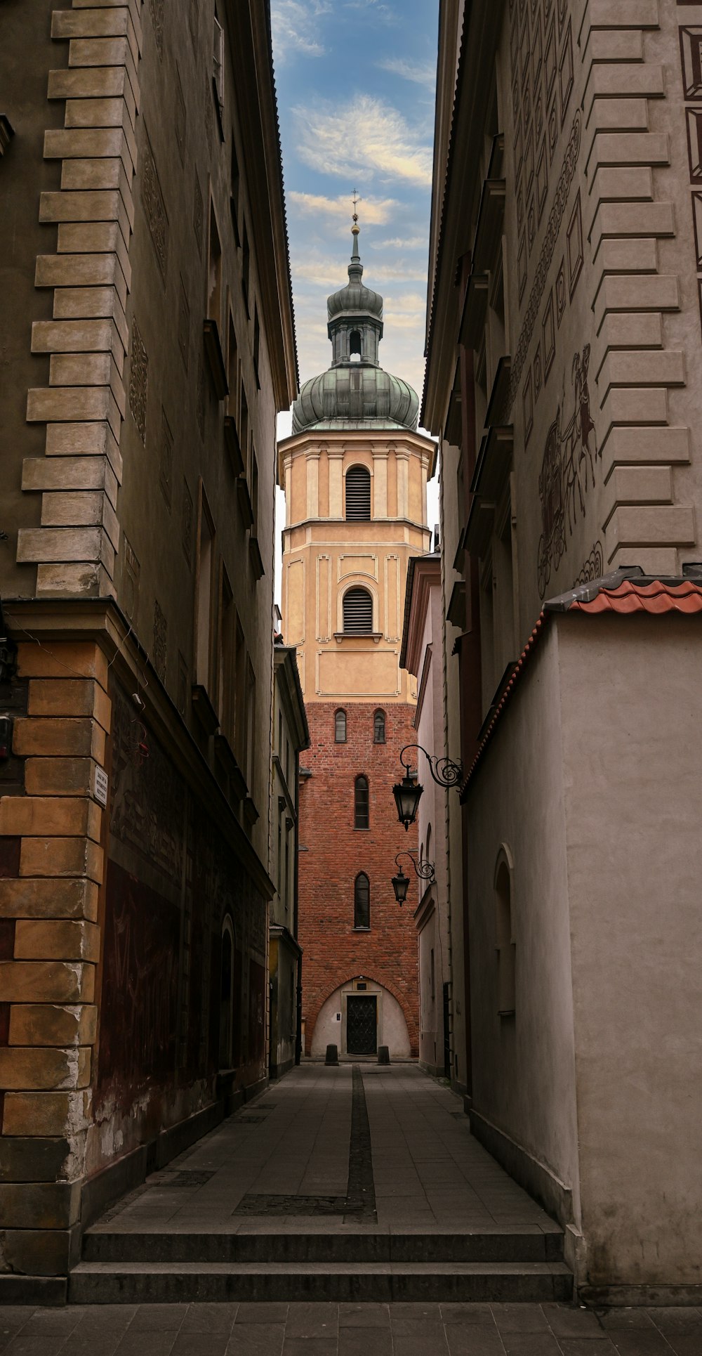 a narrow alley between two buildings