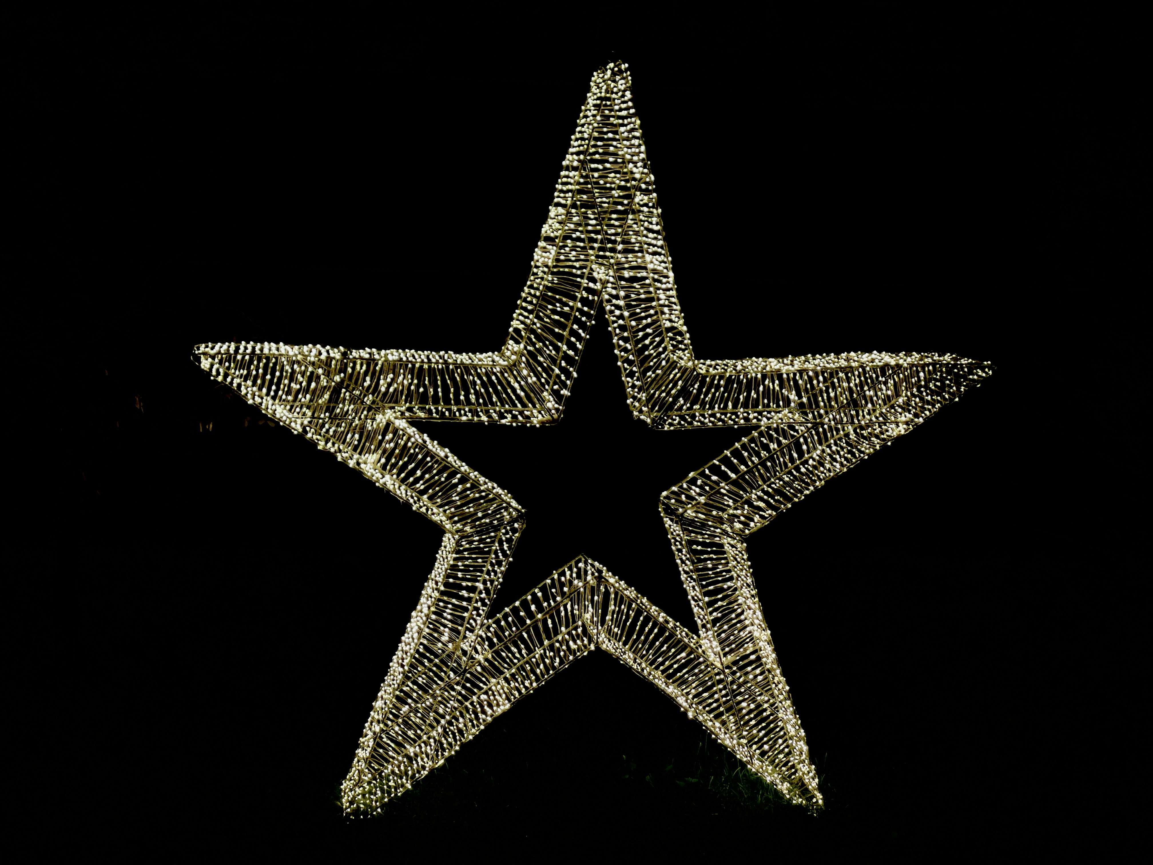 Una estrella con fondo negro foto – Imagen de Navidad gratuita en Unsplash, image size:3000x2250