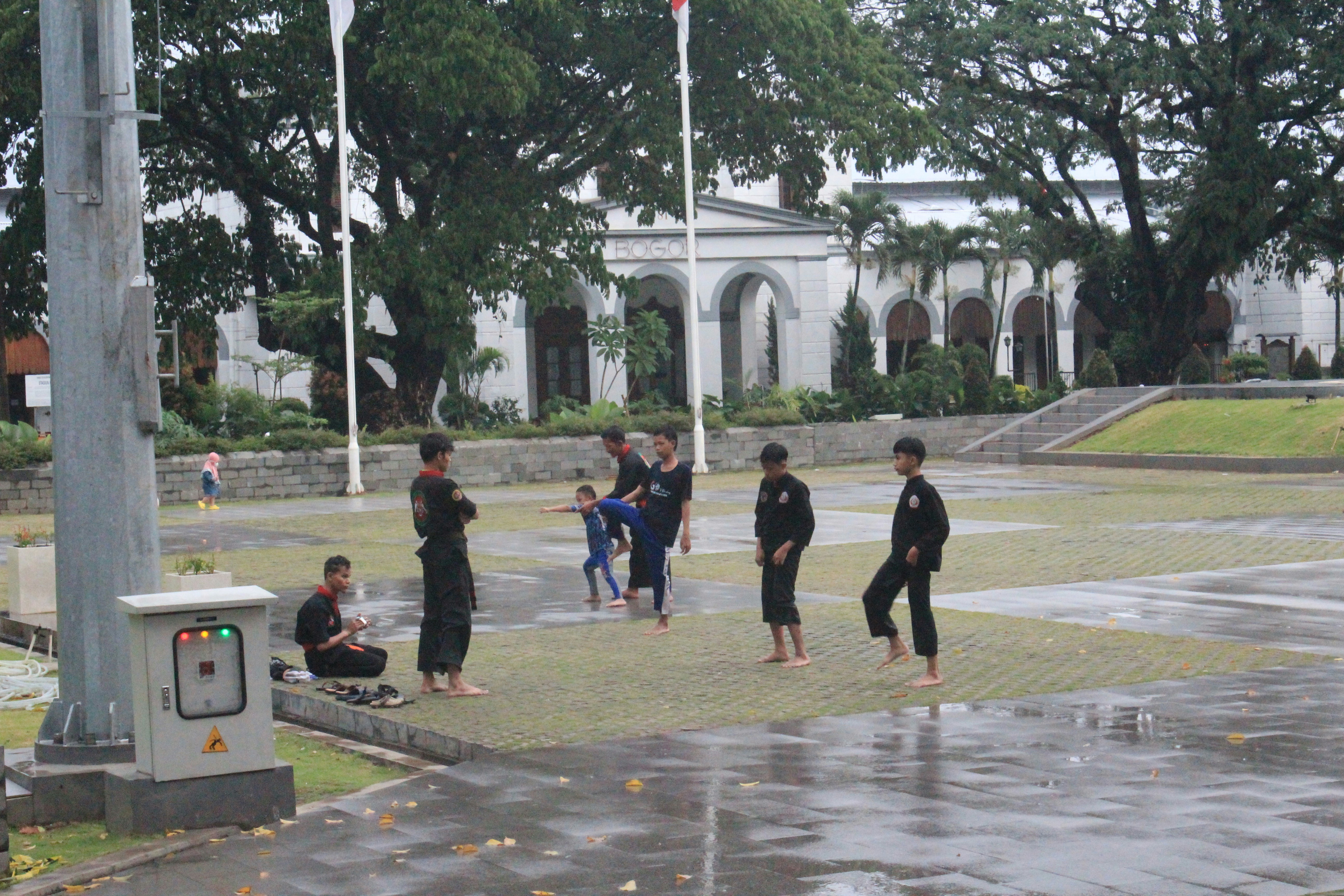 sekelompok orang berjalan di jalan