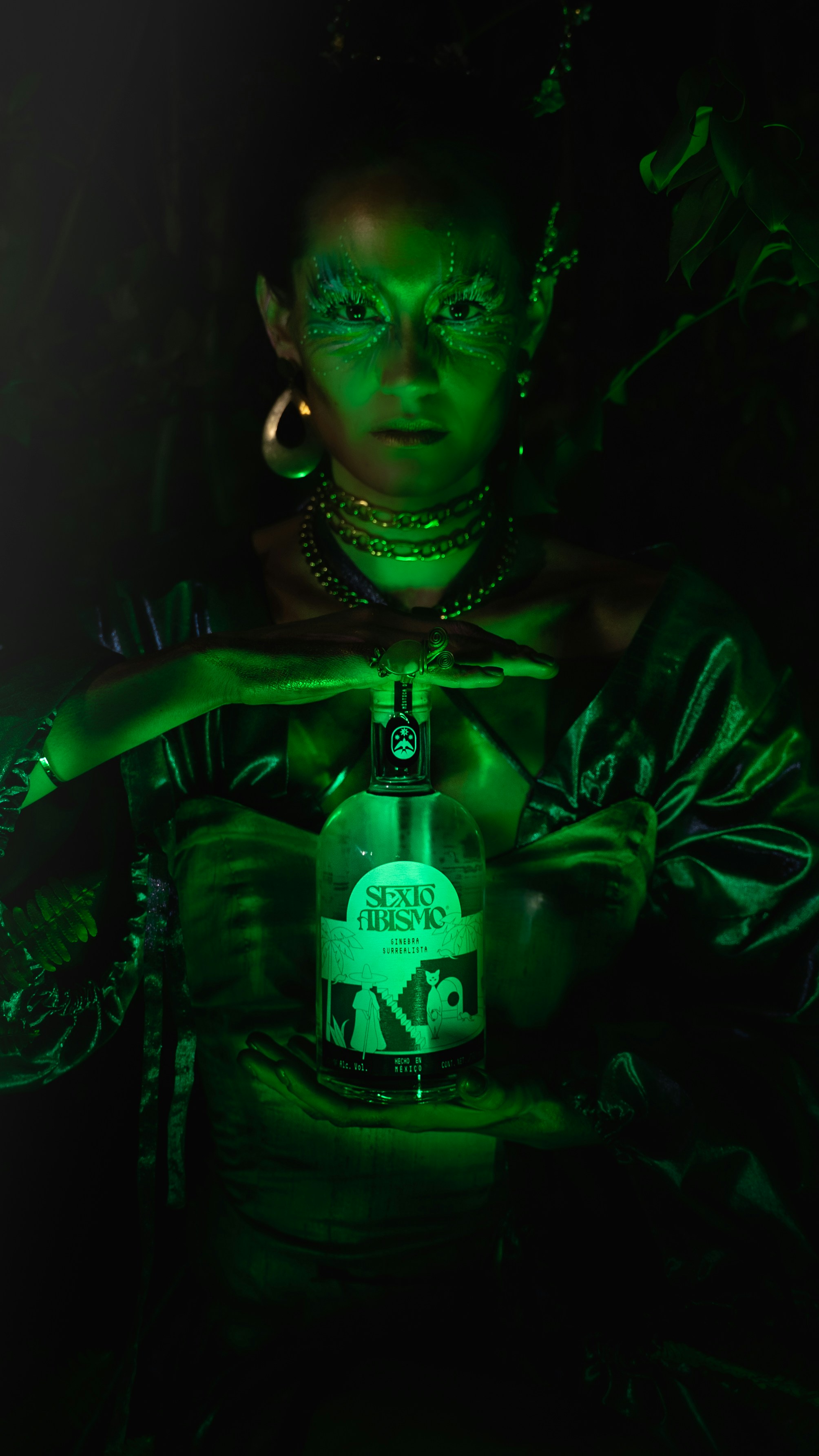 eine Person, die eine Flasche hält