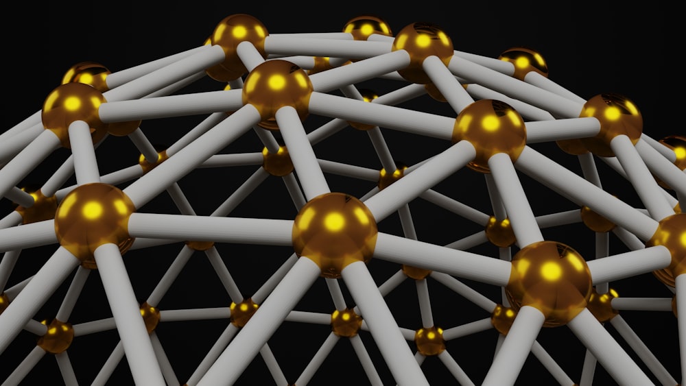 un gruppo di sfere d'oro e d'argento