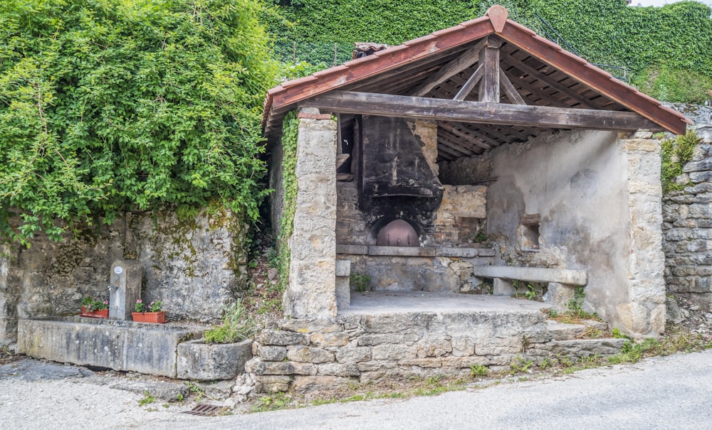 Un edificio de piedra con techo