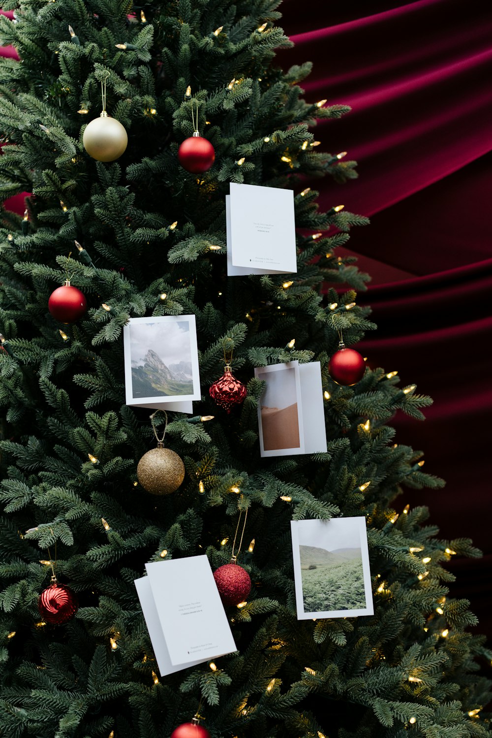 uma árvore de Natal com presentes