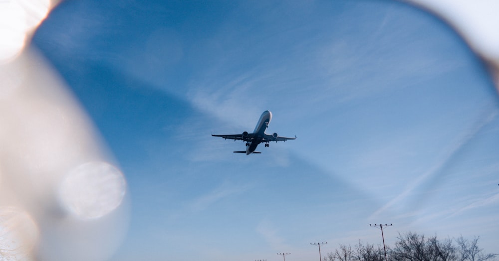 Un aereo che vola nel cielo