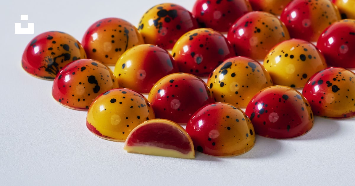 Un tas de boules rouges et jaunes photo – Image gratuite de Nourriture ...