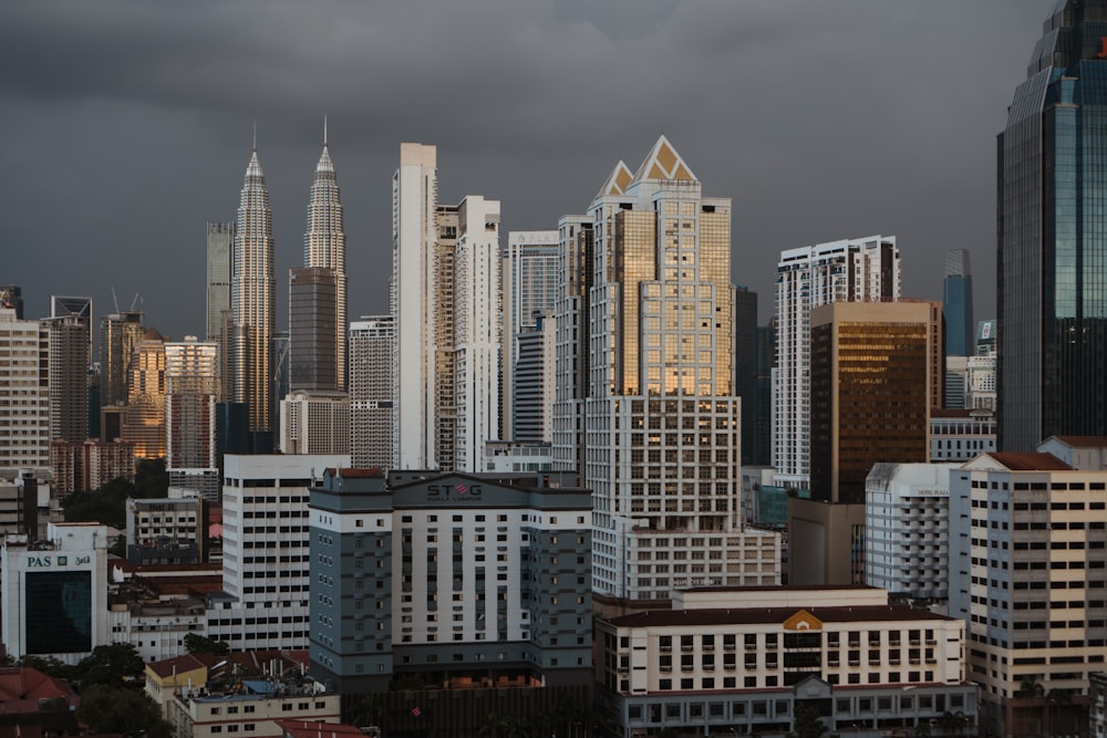 uma cidade com edifícios altos