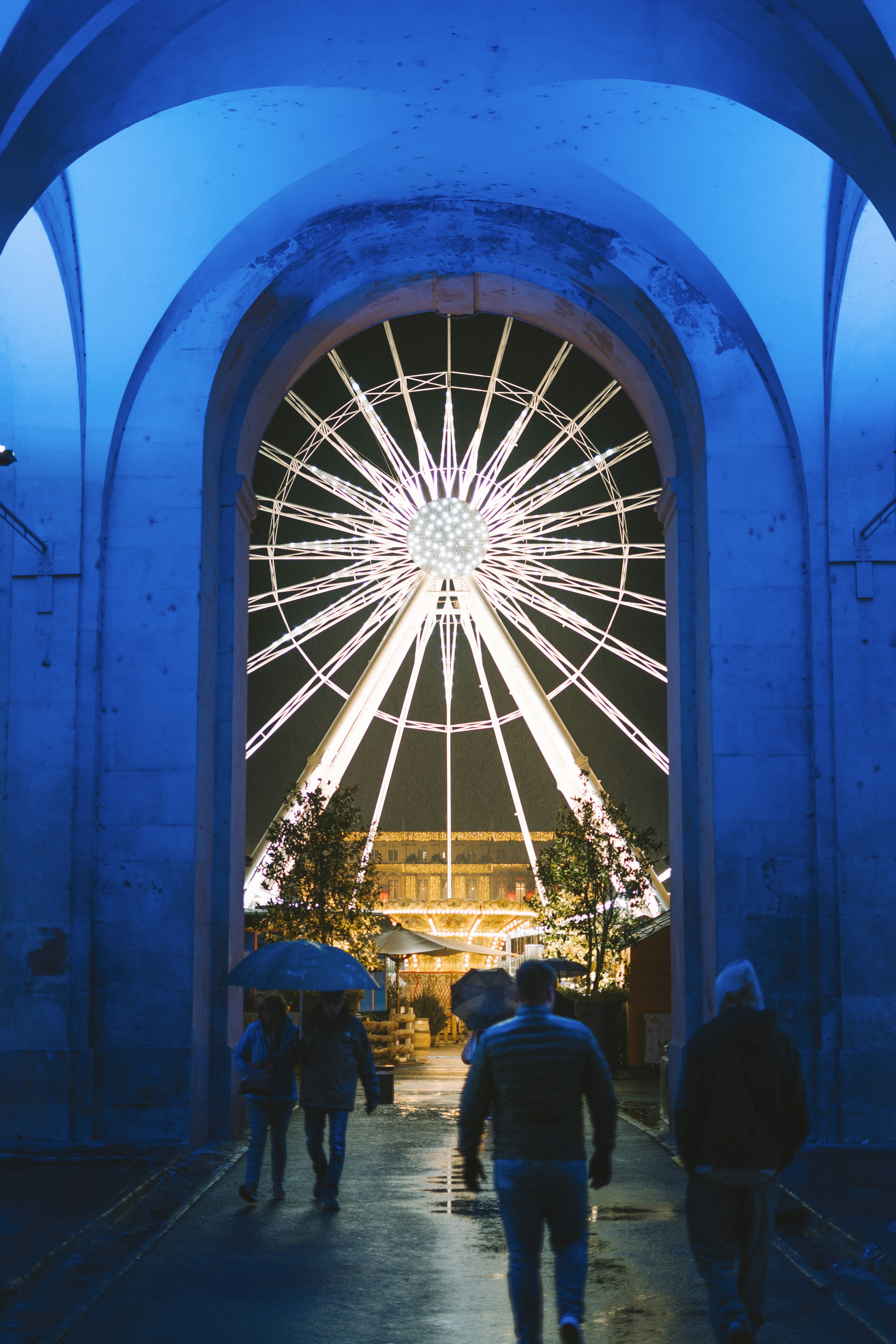 アーチの下を歩く人々