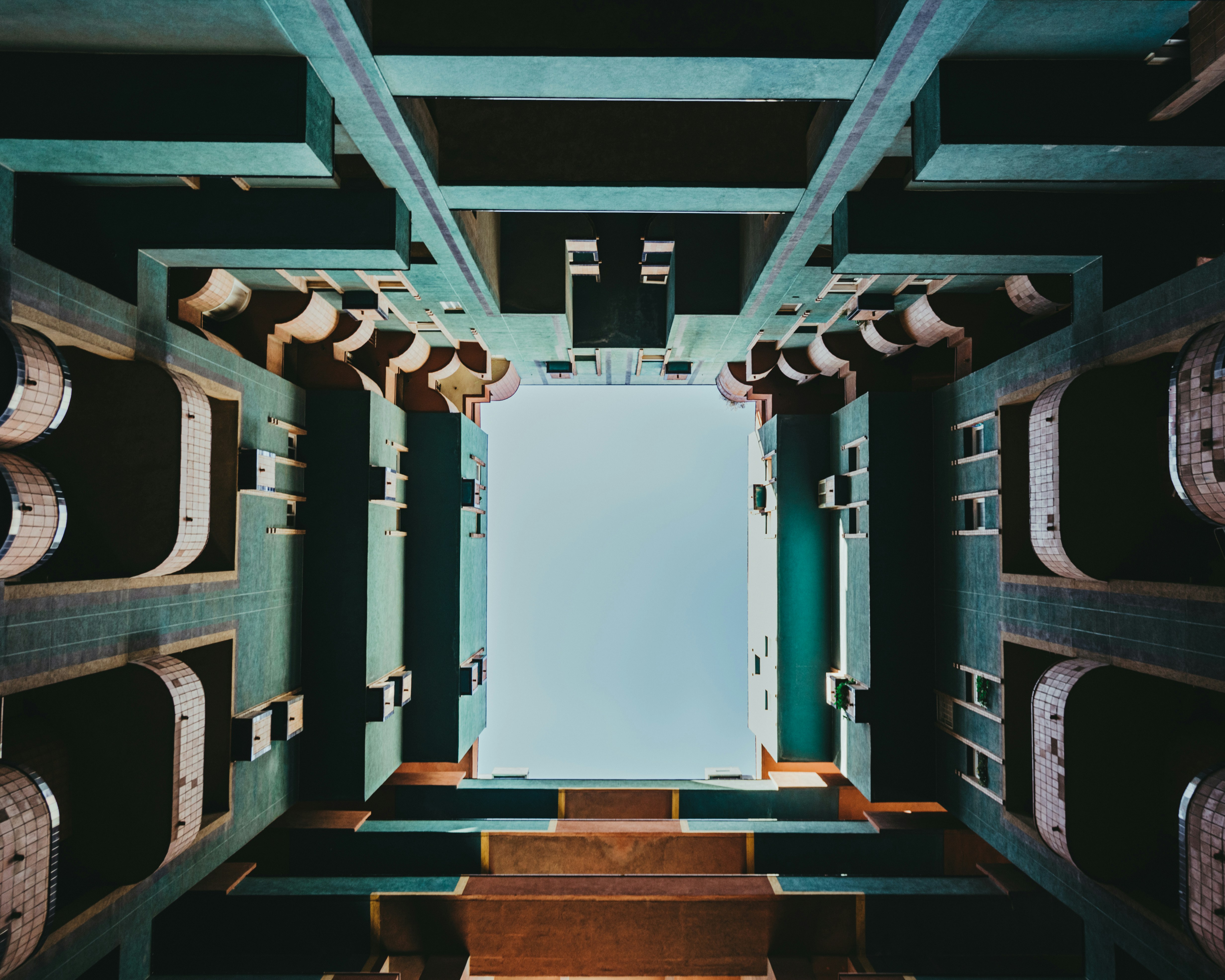 階段とドアのある部屋