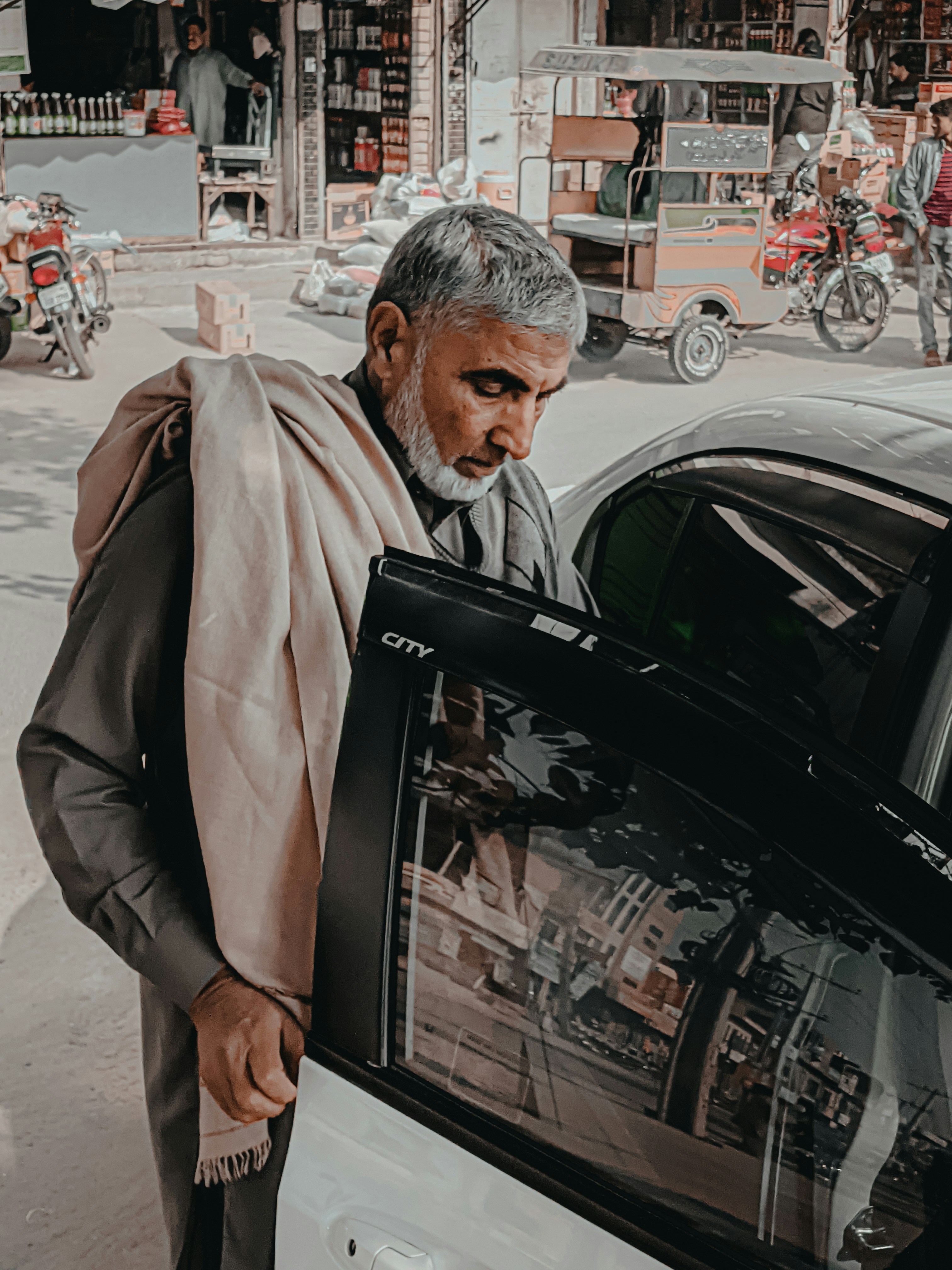 Ein Mann schaut auf ein Auto