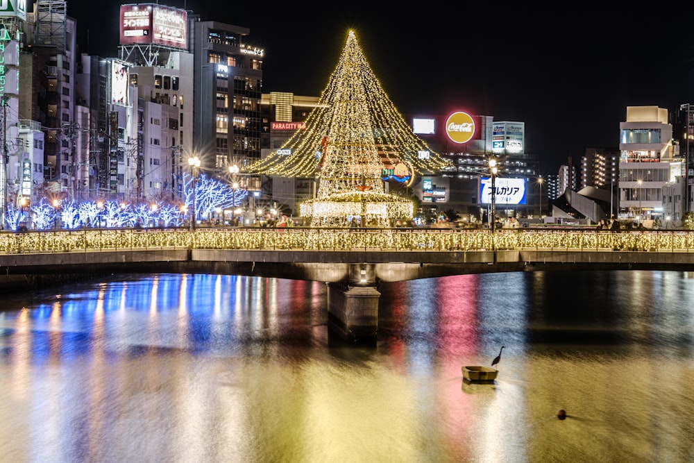 建物を背景にした水上の橋