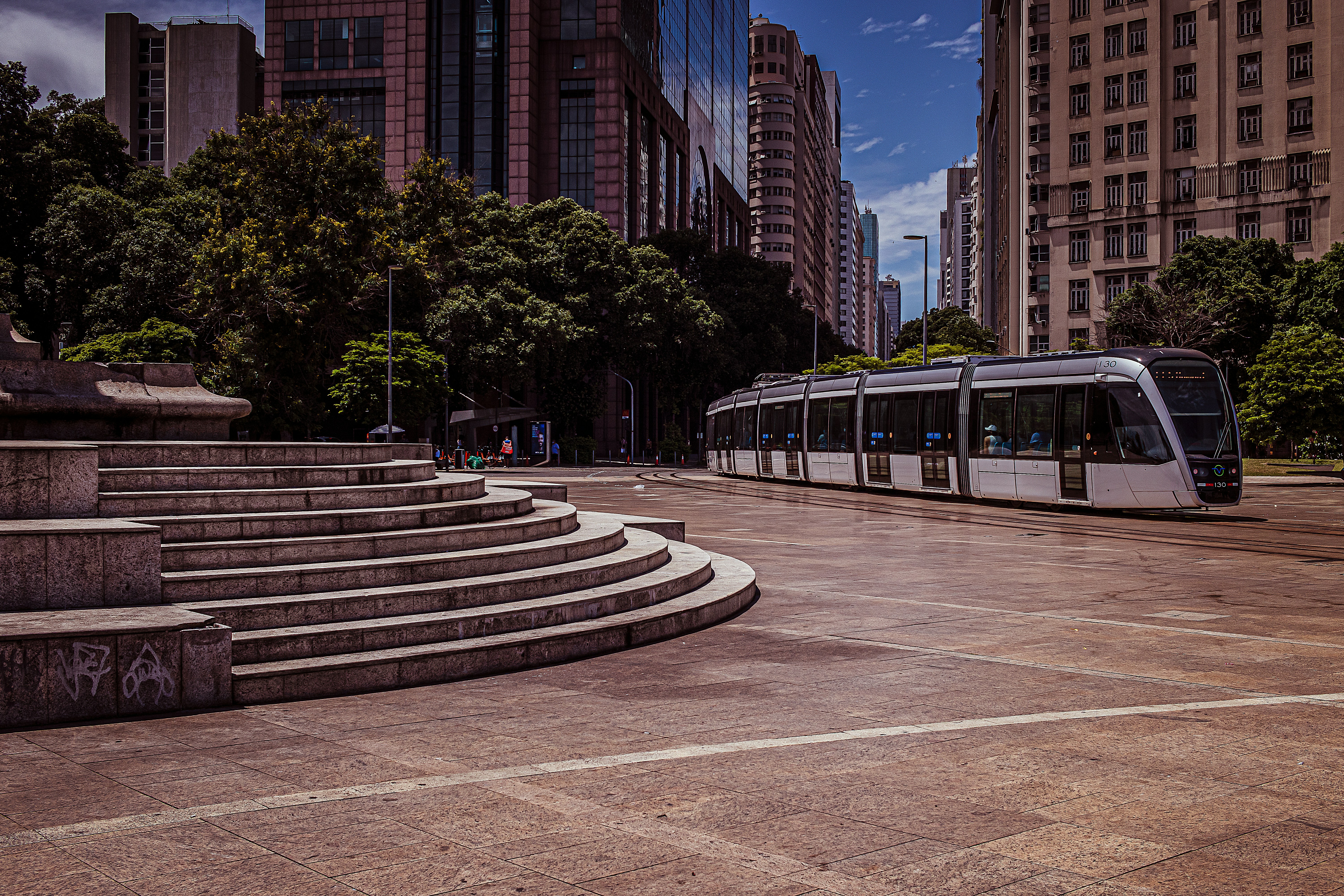 Ein Zug fährt die Gleise hinunter