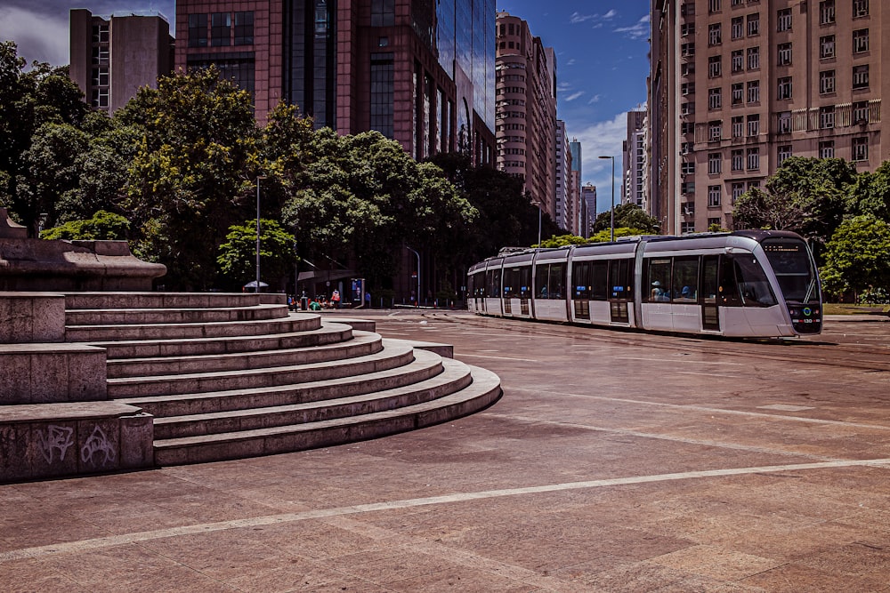 Un tren que baja por las vías