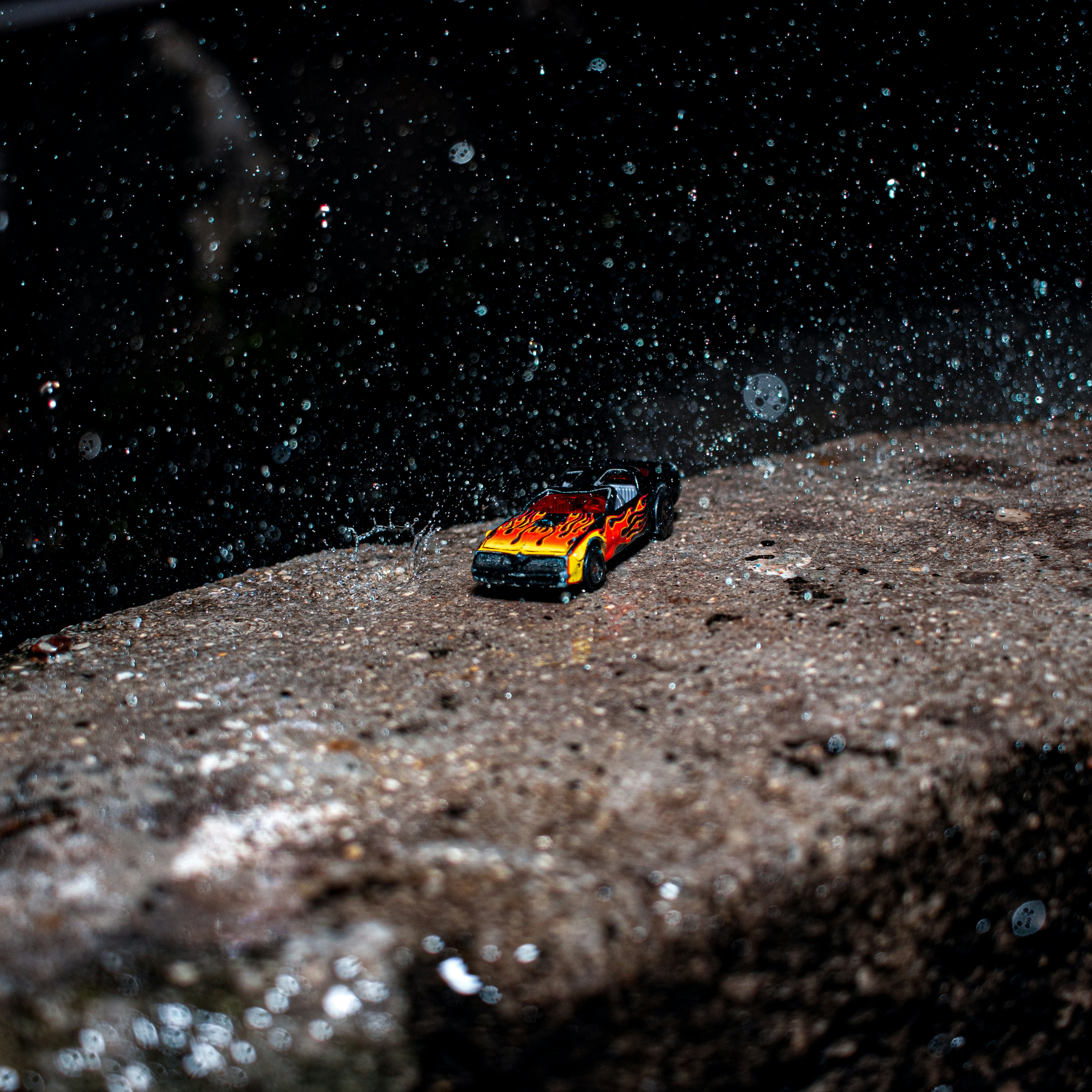 ein Auto, das auf einer Straße fährt