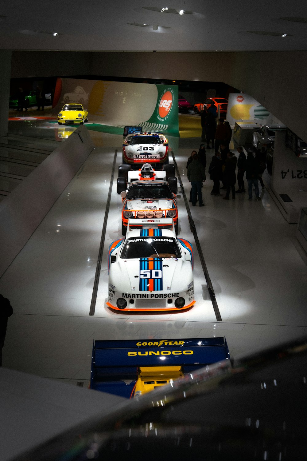 Un grupo de coches de carreras en una pista