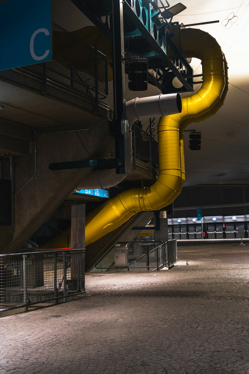 Une grande machine jaune et noire