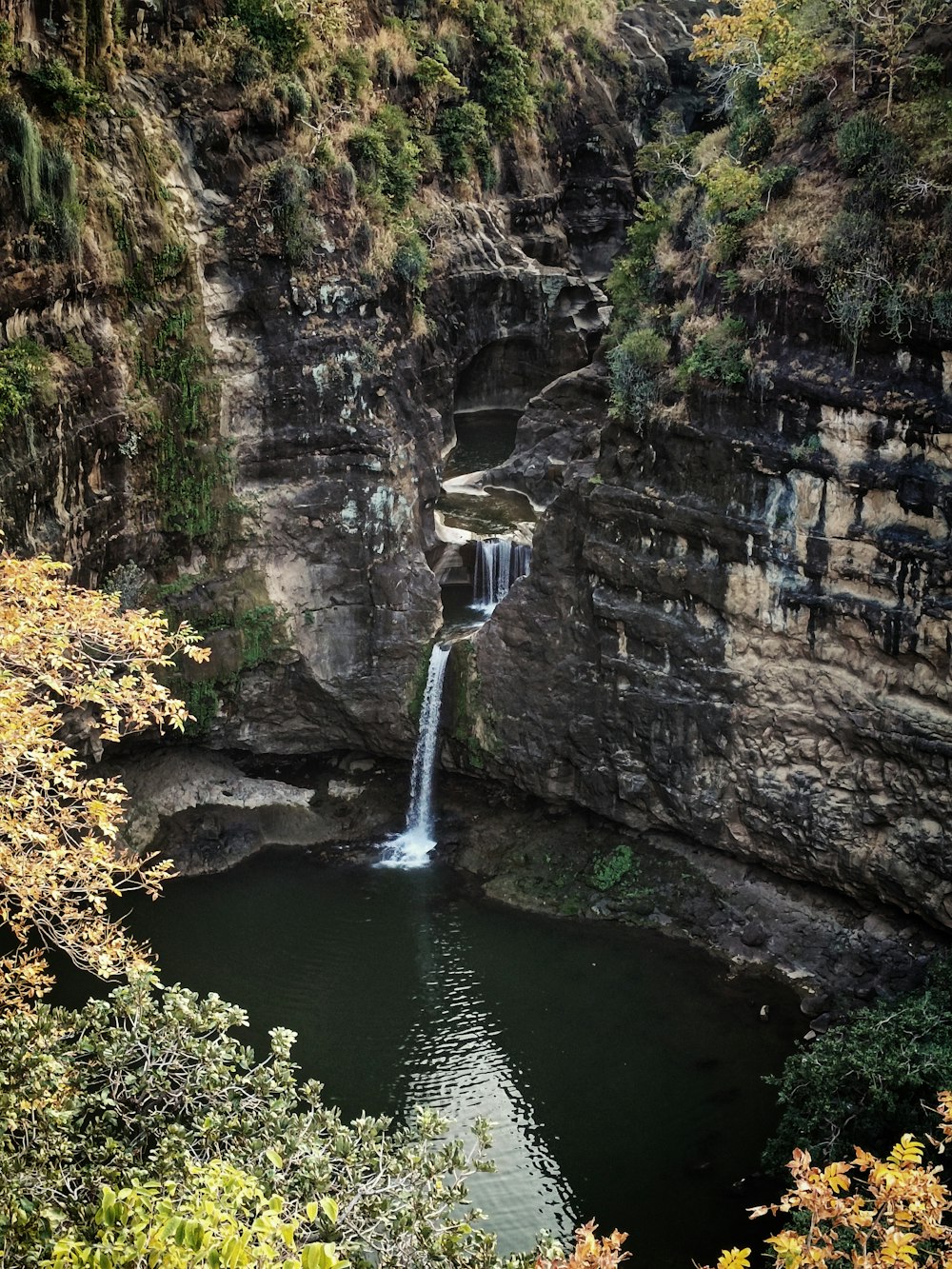 uma cachoeira em uma área rochosa