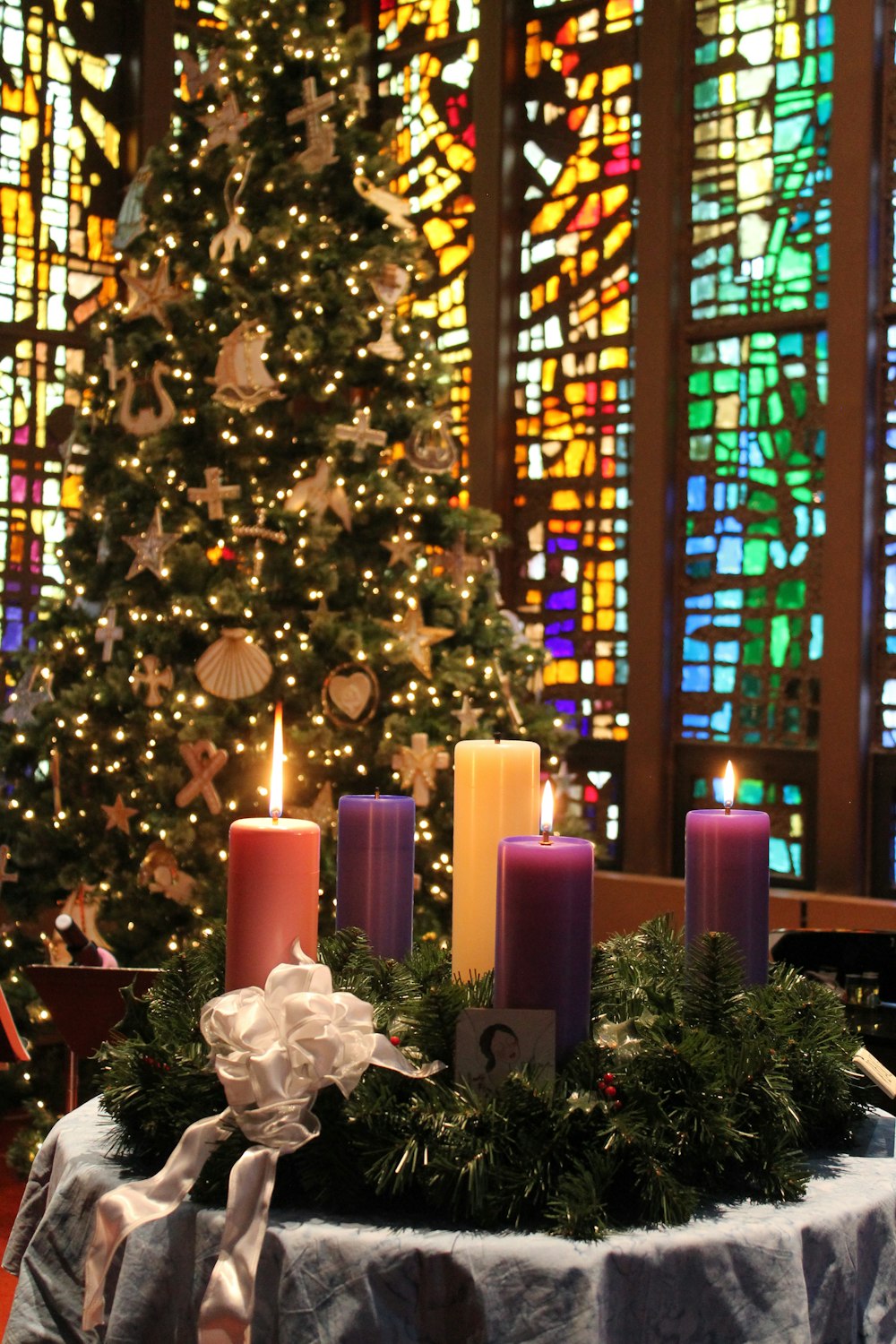 Un albero di Natale con candele e decorazioni