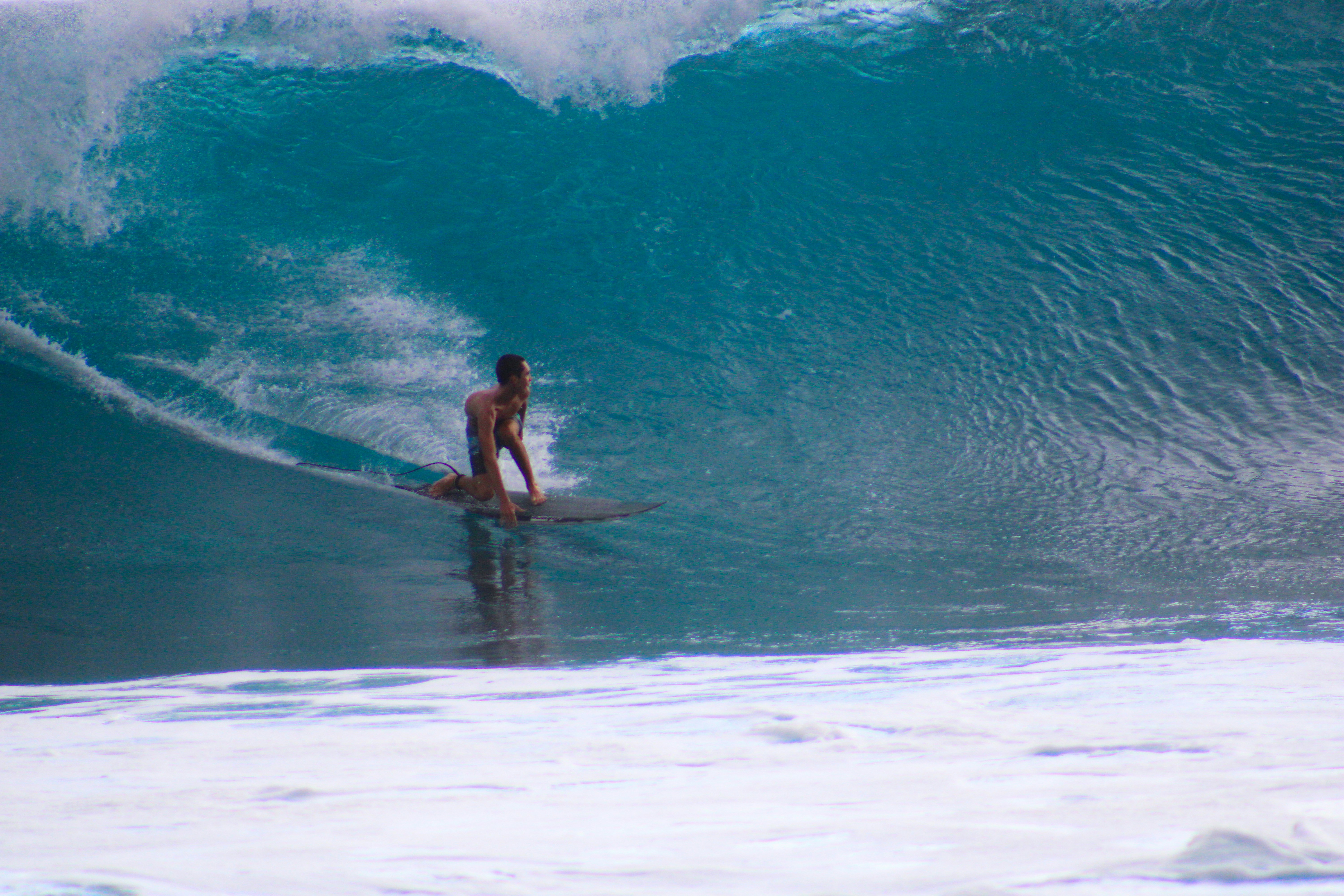 Un hombre surfeando en una ola