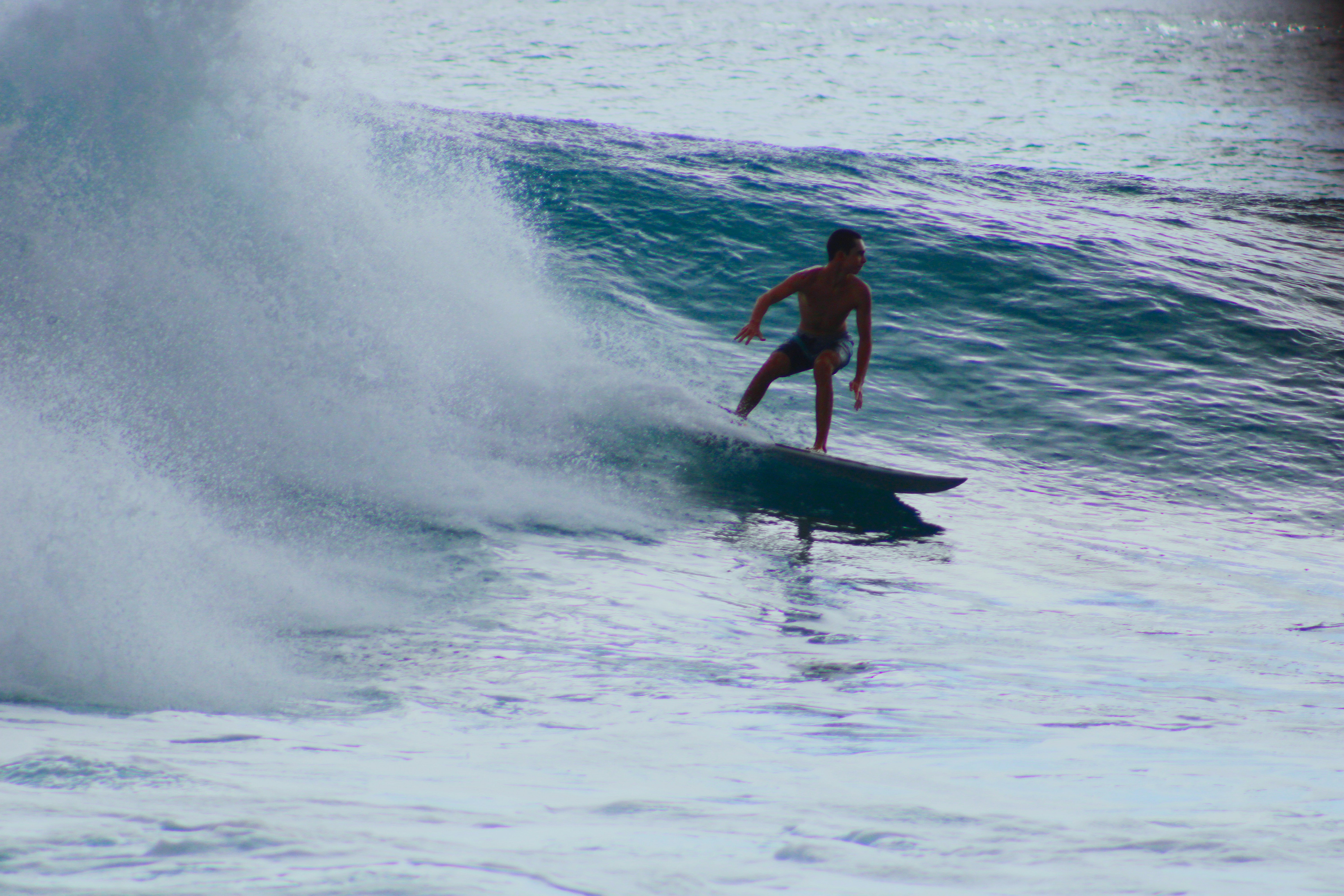 Un homme surfant sur une vague