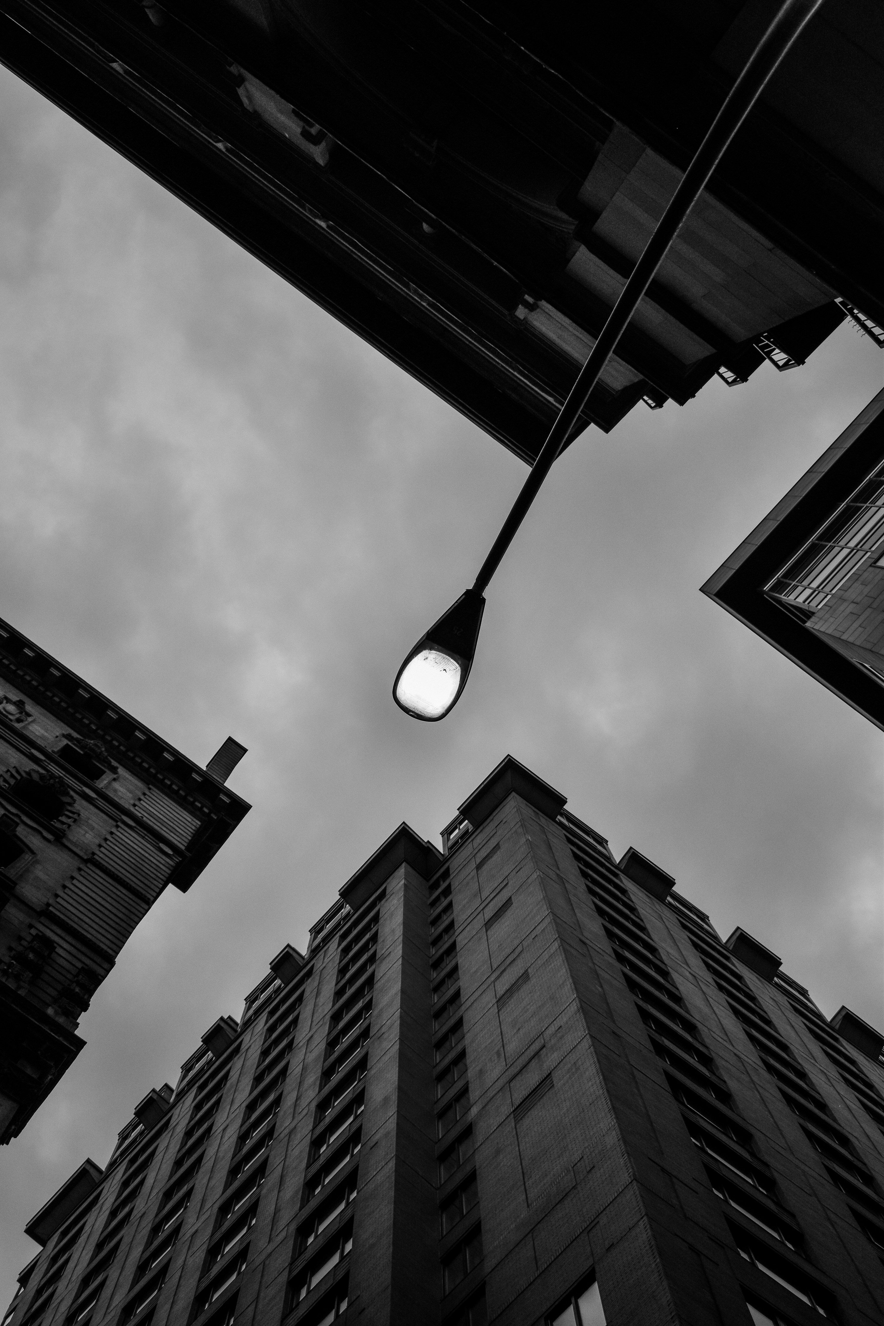 Eine Straßenlaterne an einem Mast