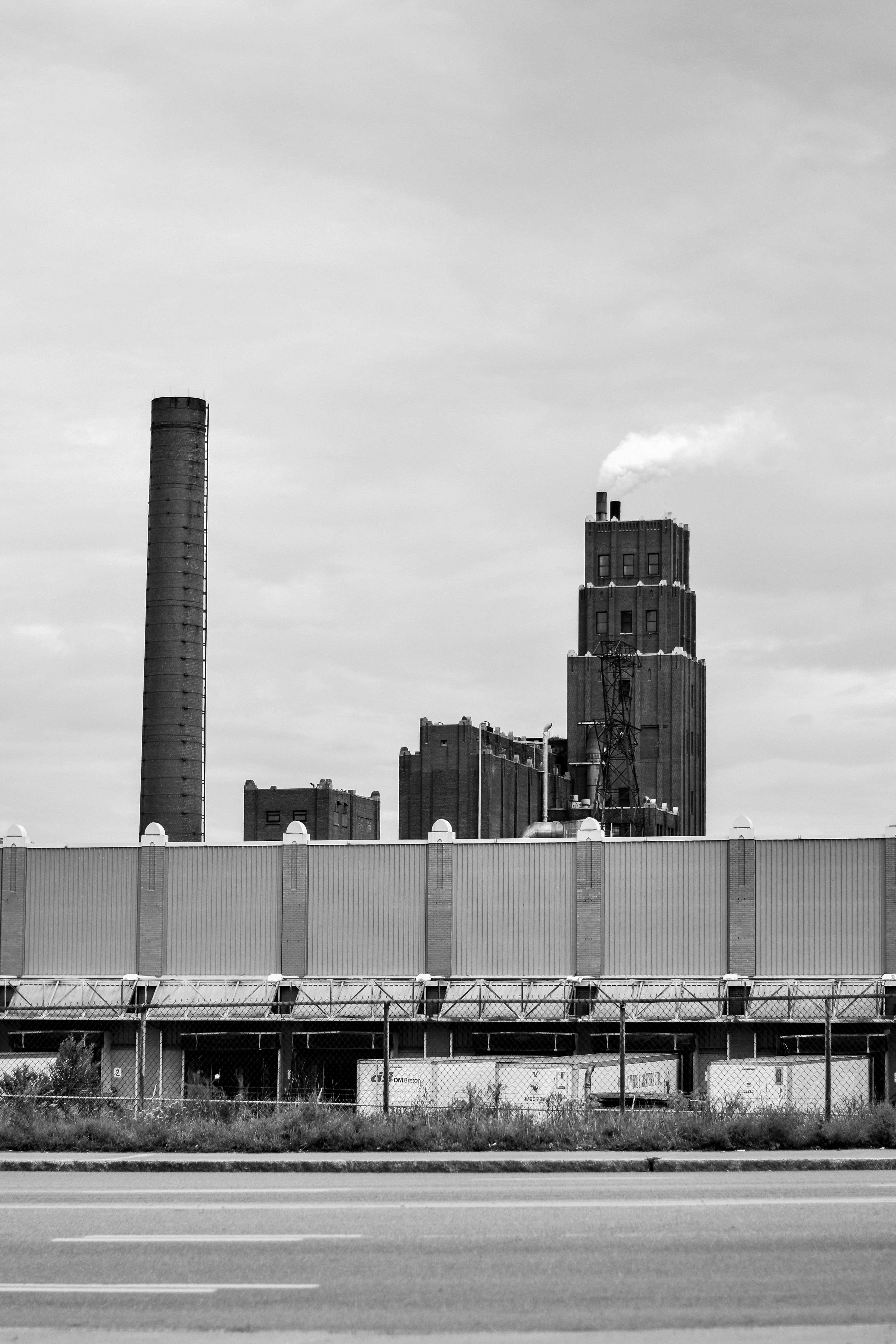 ein großes Gebäude mit einem Turm