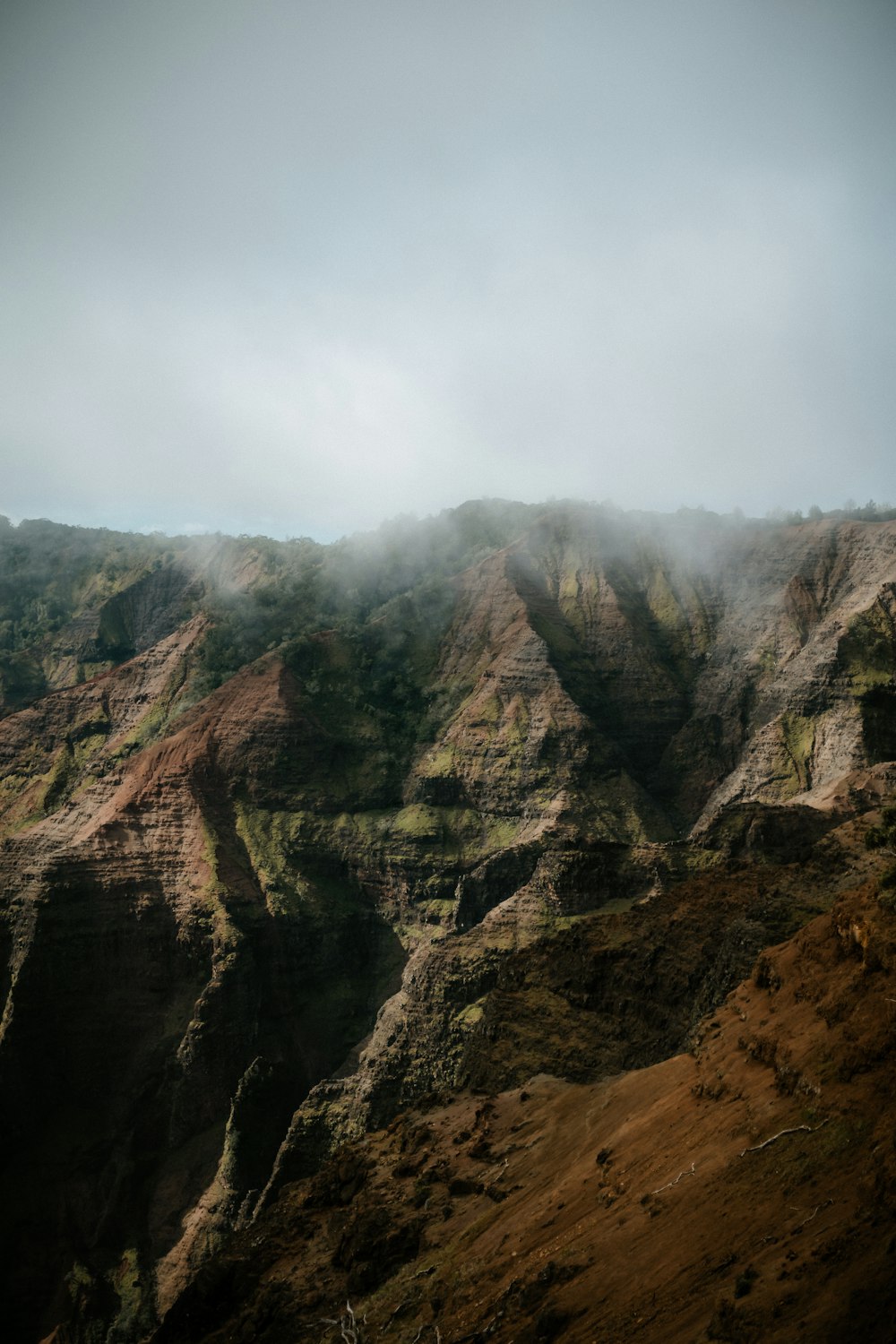 uma grande paisagem rochosa