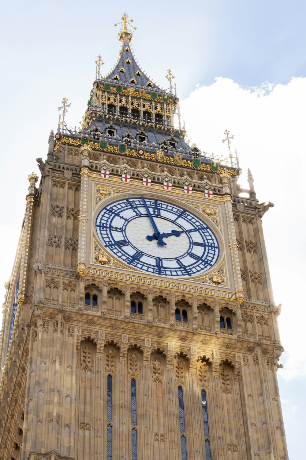 Un grande orologio su una torre