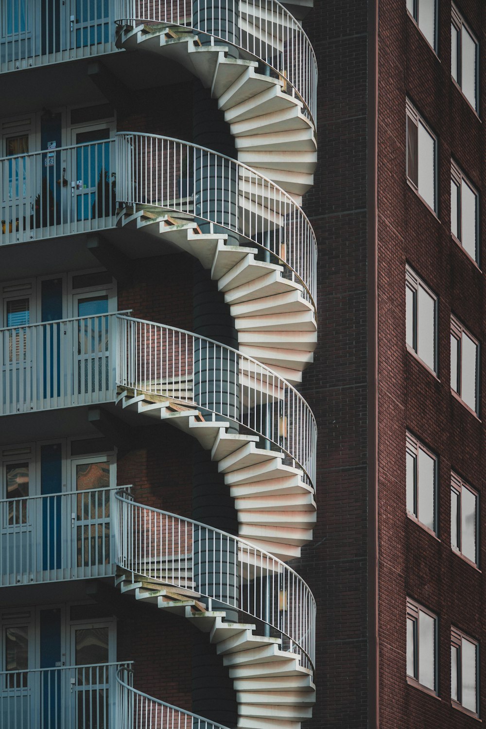 ein Gebäude mit einer Treppe