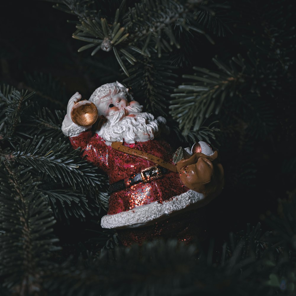 uma árvore de Natal decorada com enfeites e um boneco de neve