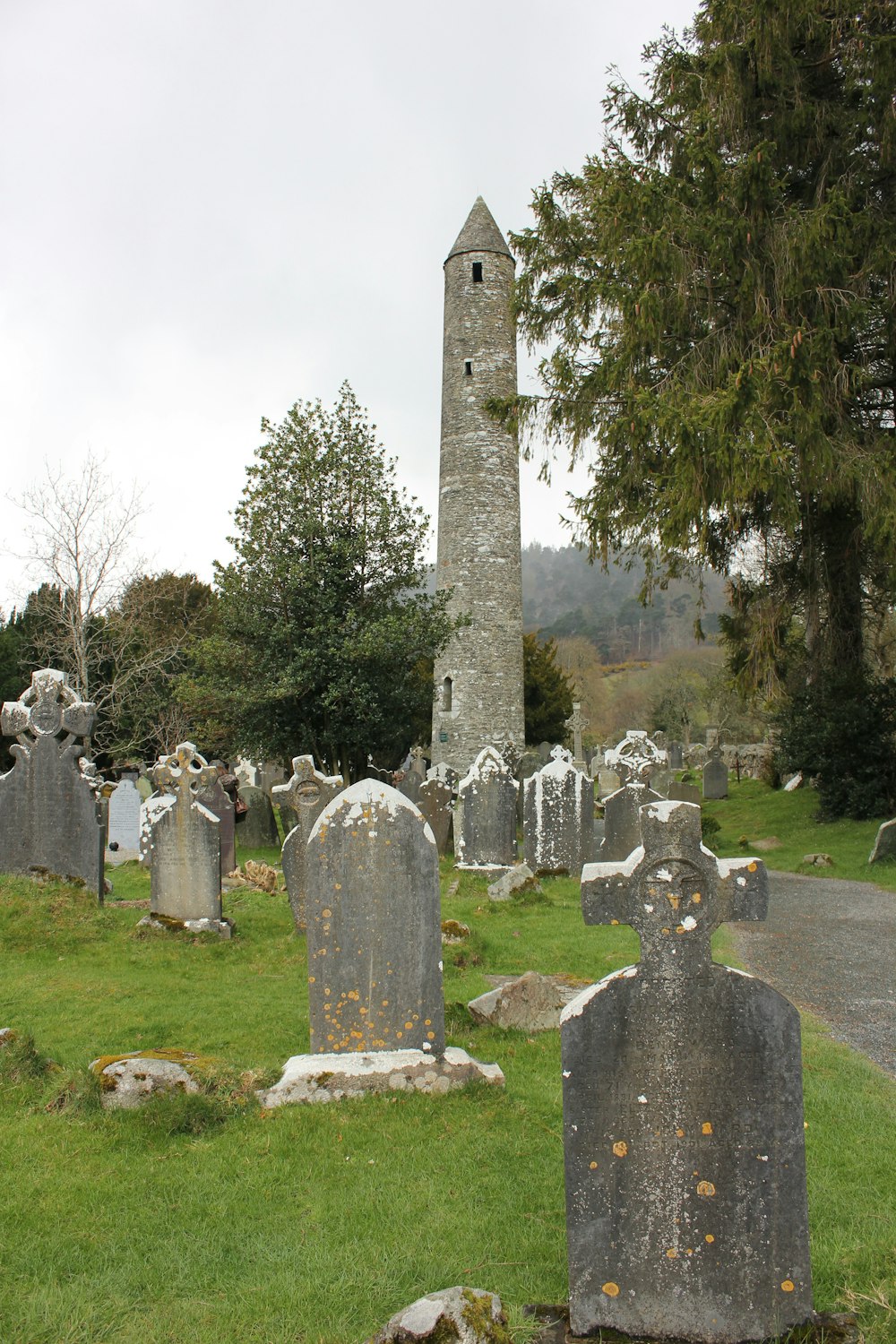 un cimetière avec une haute tour