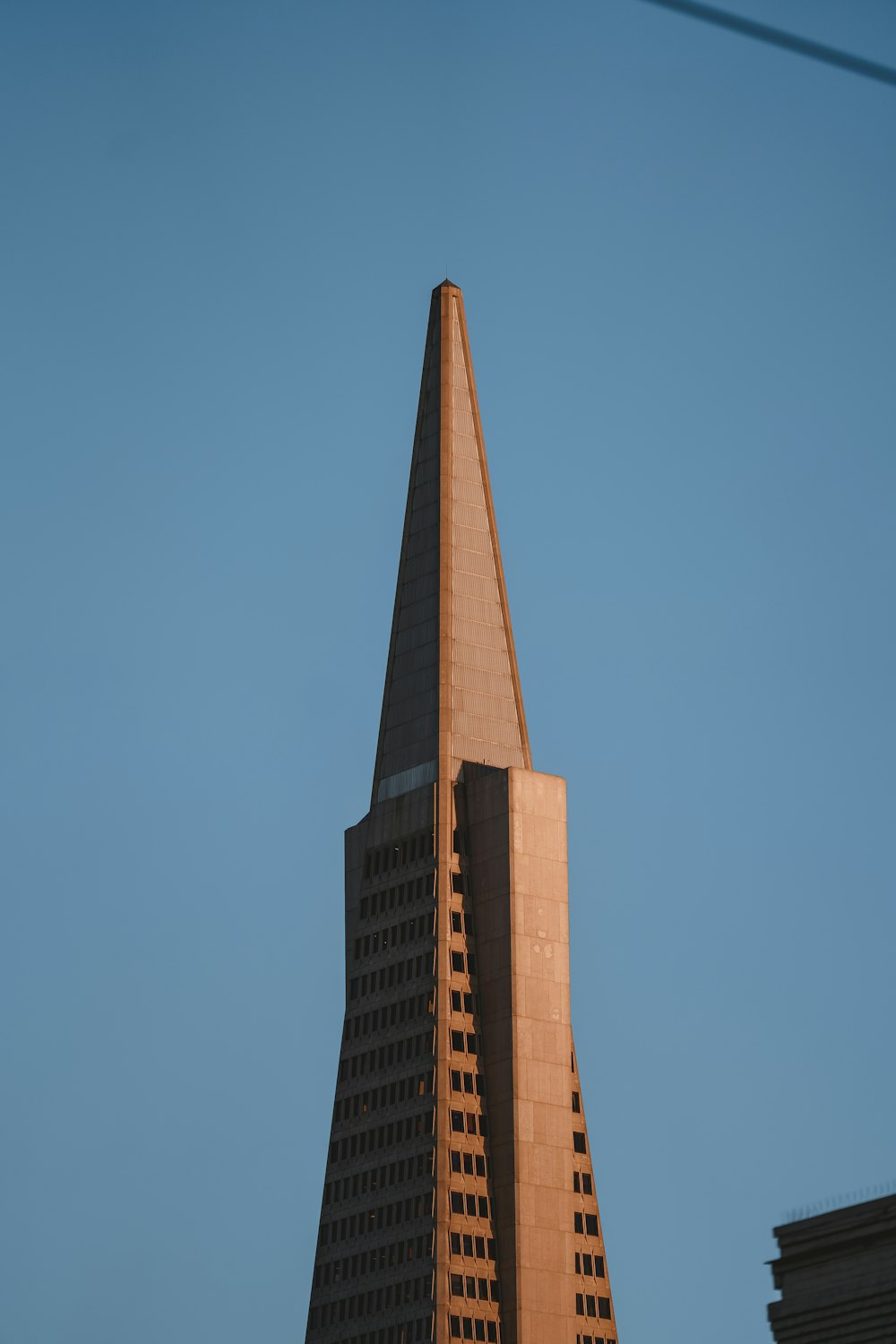 뾰족한 꼭대기가있는 고층 건물
