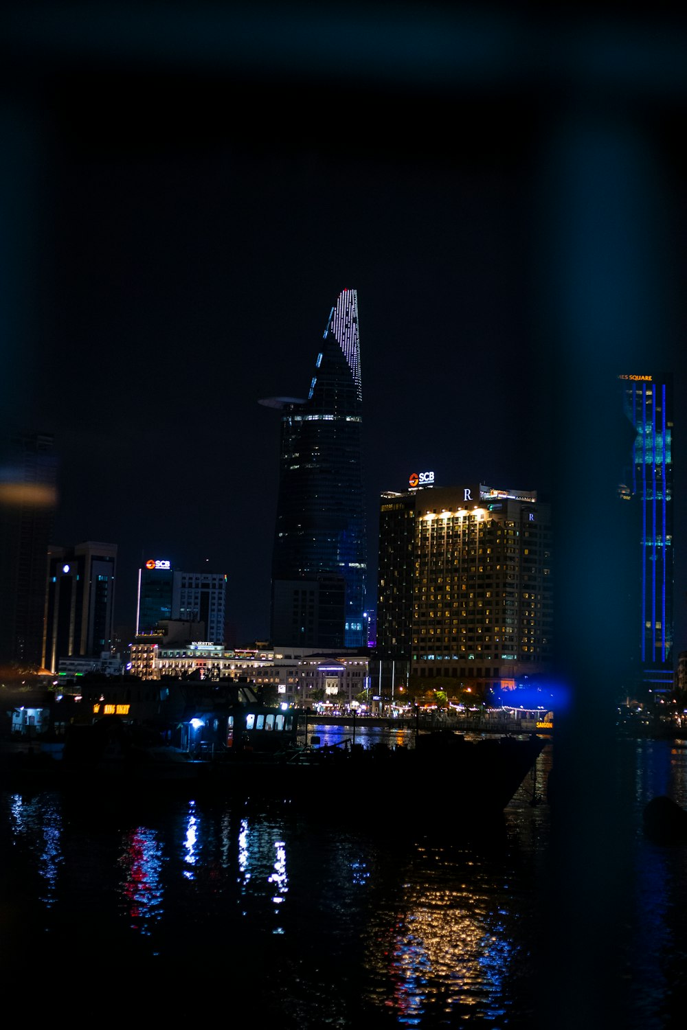 Eine Skyline der Stadt bei Nacht