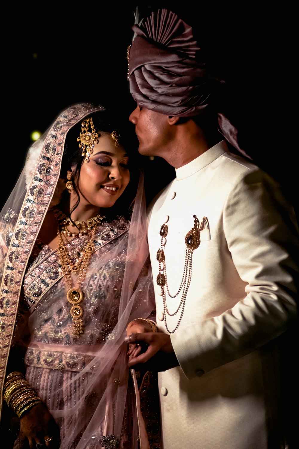 Foto um homem e uma mulher em trajes indianos tradicionais – Imagem de  Noiva grátis no Unsplash